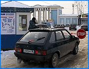 ></p><p class=c_tn>Яблоком раздора стала муниципальная платная автостоянка на территории спортивного комплекса Текстильщик. Учредители фирмы Мансон, в структуру которой входит торговый комплекс Текстильщик, считают, что городская администрация препятствует свободному доступу предпринимателей к их рабочим местам. Власти утверждают, что место для стоянки согласовано и с ООО Мансон, и со всеми соответствующими органами.</p><p class=c_tn>Строительства автостоянки около стадиона требовали региональная антитеррористическая комиссия и правила профессиональной футбольной лиги. До начала работ нужно согласовать место со всеми ответственными органами: ГАИ и МЧС. Кроме этого, руководство МУП Текстильщик проводило согласование и с фирмой Мансон, учредителем которой является Марина Яковлева. По словам председателя городского комитета по физической культуре и спорту Виктора Чугунова, к сбору необходимой документации город подошел со всей тщательностью. Он говорит, что пока велась ее подготовка, охранная фирма, которая также принадлежит Марине Яковлевой, собирала деньги за въезд на территорию спорткомплекса, не ставя в известность руководство МУП Текстильщик, хотя по договору земля находится в совместном пользовании. «Средний сбор за въезд на территорию ярмарки Текстильщик приезжающего транспорта составлял от 60-ти до 80-ти тысяч рублей, то есть за счет этих незаконно собираемых денег Марина Николаевна оплачивала свою службу охраны Заслон, с которой у стадиона нет никаких договорных отношений», - объяснил нам Виктор Чугунов. </p><p class=c_tn>Чугунов утверждает, что тариф на оплату стоянки установлен только для покупателей, а продавцы текстильных изделий имеют беспрепятственный доступ на территорию торгового комплекса. Кроме того, по мнению ивановских властей, вся эта суета вокруг стоянки затеяна намеренно. Для учредителя ООО Мансон Марины Яковлевой это якобы повод к несоблюдению еще одного договора о совместной деятельности, «по которому на 1 января 2005-го года 50% вновь выстроенных бетонных гаражей, стеклянных павильонов, которые как ожерелье опоясывают основной комплекс и кафе, которое установлено там, должны были перейти в городскую казну и управляться непосредственно самим стадионом. То есть здесь цена вопроса порядка 10-12 миллионов рублей в год». </p><p class=c_tn>ООО Мансон выдано предписание на снос незаконных построек. Уже сейчас стадион подал исковое заявление в арбитражный суд, чтобы принудить фирму выполнять условия договора. </p><p class=c_tn></p><p class=c_tn><b>Марина Четверткова</b></p>
	
		<div class=