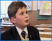 ></p><p class=c_tn>Историческим явлением стала городская олимпиада по истории среди учащихся старших классов ивановских школ. Победителем ее в группе девятиклассников оказался ученик 5 класса. Теперь Илья Соколов собирается попробовать свои силы на областной олимпиаде.</p><p class=c_tn>Илья заинтересовался делами минувших дней еще в пятилетнем возрасте, а теперь читает Карамзина и Ключевского. Никто не заставляет, просто полки с морем книг дома всегда открыты для него. Илья облазил ивановские музеи, вместе с отцом обошел старые улицы и написал маленькую научную работу об их домах. Каждое событие в истории для него  - аналитическая задача. Такие были и на олимпиаде. Есть несколько событий, надо расставить их во времени, - что раньше. Знать все невозможно, приходится размышлять, отталкиваясь от известного. «Скажем, третий раздел Речи Посполитой, семилетняя война и воцарение Романовых - вот очень интересный вопрос был, над ним надо было задуматься», - рассказывает Илья. Сейчас он записался на спецкурс с семинарскими занятиями по истории в своем лицее.</p><p class=c_tn>Илья сам написал несколько статей по истории и даже по ее преподаванию. Тираж пока - 1 экземпляр. Круг его интересов - астрономия, физика, музыка, религия. Родители стараются не подталкивать и не тормозить Илью. Стихи к Илье тоже приходят сами. Он старается не рифмовать зря, а следовать тому, что рождается спонтанно. Накопилось несколько машинописных сборников, тоже не изданных. </p><p class=c_tn>«Он жил в эпоху перемен,</p><p class=c_tn>В века крушения иллюзий,</p><p class=c_tn>Падения берлинских стен</p><p class=c_tn>И политических контузий.</p><p class=c_tn>Он понимал, что все не так,</p><p class=c_tn>И жить, как жили все же надо.</p><p class=c_tn>И Польши попаданье в НАТО -</p><p class=c_tn>Лишь политический пустяк».</p><p class=c_tn>Род своих будущих занятий Илья пока не определил. Это - не главное. «Главная цель в жизни человека - это стать, во-первых, человеком, а не подобием с человеческим лицом, но со звериной душой. Поэтому моя главная цель стать человеком, причем, хорошим человеком», - говорит сам мальчик. Но расширять свои возможности и пробовать силы надо дальше. Илья готов пойти и на областную олимпиаду, на сей раз с десятиклассниками.</p><p class=c_tn></p><p class=c_tn><b>Василий Когаловский</b></p>
	
		<div class=