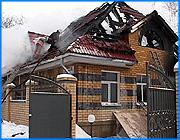 ></p><p class=c_tn>В Иванове в Пограничном переулке полностью выгорело административное здание. На ликвидацию пожара потребовалось более 4 часов. Это уже второе с начала года крупное возгорание. Напомним, в первых числах января в огне серьезно пострадало здание облпотребсоюза. </p><p class=c_tn>Огонь в здании заметили в начале 8 утра. Вновь отделанное по самым современным меркам, оно предназначалось под офисы предпринимателей, но никто их них въехать туда не успел. По предварительной информации пресс-центра МЧС, в балансодержателях здания значится Новогоркинская прядильная фабрика. Тушение пожара осложнил ряд трудностей. «Само здание деревянно-рубленное, стены обшиты кирпичом, можно так сказать. И плюс наличие пустотных, деревянных перегородок, перекрытий, а также наличие материалов из пластика, пластмассы. Всё это создало для нас много проблем. Приходилось работать в противогазах», - объяснил нам начальник службы пожаротушения УГПС Ивановской области Андрей Полозов.</p><p class=c_tn>Рядом с горящим зданием был организован штаб по тушению огня. Именно отсюда координировались все действия пожарных. Периодически возникали новые очаги открытого возгорания. Их ликвидация сопровождалась клубами густого дыма из разбитых окон и прогоревшей крыши, а также треском отлетающей черепицы. </p><p class=c_tn>Открытый огонь был ликвидирован только около 11 часов утра. Сотрудники службы противопожарной безопасности сразу приступили к проливке 200 квадратных метров выгоревшей площади и разбору уничтоженных огнем пустотных конструкций. О причинах пожара и сумме нанесенного ущерба пока ничего не известно.</p><p class=c_tn></p><p class=c_tn><b>Марина Четверткова</b></p>
	
		<div class=