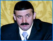 ></p><p class=c_tn>Говорить об ухудшении экономической ситуации в регионе - это все равно, что называть черное белым. Так отозвался вице-губернатор Юрий Токаев о решении Законодательного собрания признать работу администрации области в сфере экономики неудовлетворительной. В среду Токаев собрал пресс-конференцию и с цифрами в руках показал, что все обвинения депутатов в адрес исполнительной власти несостоятельны. </p><p class=c_tn>Краткая предыстория. На прошлой неделе по запросу депутатов вице-губернатор Юрий Токаев отчитался об экономических показателях области в 2004 году. Кроме этого, депутаты во главе со спикером Владимиром Гришиным запросили информацию об изменениях энерготарифов. В конце своего заседания парламентарии без обсуждения постановили признать работу администрации в сфере экономической политики и работы с тарифами неудовлетворительной. Поскольку отчитывался о работе Юрий Токаев и он же курирует экономические вопросы в администрации, многие восприняли постановление как демарш в отношении самого Токаева. Сегодня с цифрами в руках, а вернее, на экране, вице-губернатор показал, что эти обвинения - из разряда домыслов. По порядку. Упрек в том, что энерготарифы завышены, безосновательно уже потому, что борьба с ростом расценок - задача Токаева как президента регионального Союза промышленников и предпринимателей. Вице-губернатор заявляет, что задача выполнена по максимуму. В частности он сказал: «Администрация Ивановской области установила для ОАО Ивэнерго среднеотпускные тарифы на электро- и теплоэнергию минимально возможные из утвержденных ФСТ РФ. Рост среднеотпускного тарифа на электроэнергию составил 106,8 %, что является самым низким среди всех 18 субъектов ЦФО».</p><p class=c_tn>Правда, эти небольшие проценты плюсуются к действительно высоким прошлогодним тарифам. А вот это - вина региональной энергетической комиссии, ее руководителя нужно было уволить еще год назад, считает Токаев. Остальные пункты обвинения, по его словам, так же беспочвенны. Практически все экономические и социальные показатели в последние годы менялись в сторону увеличения. </p><p class=c_tn>Журналисты буквально подводили вице-губернатора к политическим выводам из логических противоречий между фактами и депутатскими заявлениями. Но Токаев отказался давать оценку депутатских целей и средств. Единственная оговорка: кое-кто очень рвется в губернаторы. А если верить Токаеву, сам он на эту должность не претендует. </p><p class=c_tn><b>Сергей Хохлов</b></p>
	
		<div class=
