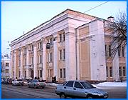 ></p><p class=c_tn></p><p class=c_tn>Губернские власти выселяют губернаторский ансамбль Молодость. Ансамблю и другим творческим коллективам предложено покинуть центр города и перебраться в бывший Дом культуры железнодорожников, который уже переполнен.</p><p class=c_tn>Центр эстетического воспитания - это 400 детей, которые занимаются в танцевальном ансамбле Молодость и еще нескольких коллективах. Многих возят родители, оттого расходы на дорогу двойные. Центр города, - в другое место, с пересадками, - ездить бы не смогли. По словам родителей, денег у многих на транспорт, не то что на платные секции, не хватит. </p><p class=c_tn>Изостудия для глухонемых детей и подростков - одна на весь город. Здесь они не только приобщаются к искусству, но адаптируются к жизни в окружении обычных сверстников. А в губернаторском ансамбле Молодость 250 человек. Занятия идут в нескольких залах одновременно. </p><p class=c_tn>В конце января Управление культуры решило переселить Молодость и другие коллективы в бывший ДК Железнодорожников, ставший областным Дворцом культуры.  </p><p class=c_tn>«Основная причина в том, что у нас сейчас в бюджете прошло изменение классификации. И раздел культуры и искусства финансируется по 15 разделу, а раздел центр эстетического воспитания финансируетс по 14 разделу. И назрела необходимость привести в соответствие с законом», - объяснила зам.начальника управления культуры Ольга Наградова. Поэтому отдельный центр для подростков теперь присоединят ко Дворцу культуры. Официальные бумаги обещают подписать к 8 февраля, но выселяться предложили уже теперь. А в здании областного дворца кружков и секций и сегодня как сельдей в бочке. Родители сходили и убедились сами. </p><p class=c_tn>Но Ольга Наградова говорит: «У нас там остались работать коллективы, которые были в Доме культуры железнодорожников. Потому что это наши дети, мы не можем их выбросить на улицу. А что касается помещения, у нас пока не выехали арендаторы. В ближайшее время они уже выезжают». </p><p class=c_tn>У Молодости этот переезд - не первый. При каждом прежнем, по словам руководителей ансамбля, он терял до половины состава. На этот раз потери могут оказаться большими. Покинуть коллектив могут и педагоги. Они посчитали: в новой структуре у них будут урезаны зарплаты, а отпуска станут короче. Правда, в Управлении культуры обещают сохранить все, как есть. Но родители готовы на крайние меры, вплоть до голодовки. Между тем, Управление культуры собирается отдать здание Центра эстетического воспитания под дополнительный корпус Училища культуры, а само училище в перспективе превратить в институт. Однако даже некоторым существующим вузам угрожает закрытие. Центр собирается перевести их на местное финансирование, а область не имеет средств на содержание собственных вузов. </p><p class=c_tn></p><p class=c_tn><b> Василий Когаловский</b></p><p class=c_tn></p>
	
		<div class=