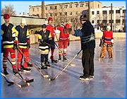 ></p><p class=c_tn>12 февраля в Иванове откроется чемпионат области по хоккею с шайбой. После долгого перерыва этот вид спорта в области решено возродить. 6 команд из Родников, Вичуги, Шуи, Кинешмы и Иванова будут оспаривать чемпионское звание. </p><p class=c_tn>Первые официальные за последние 10 лет соревнования по хоккею с шайбой в области - событие почти знаковое для поклонников этого вида спорта. Забыт он был по чисто финансовым соображениям - все обходится слишком дорого: форма, заливка и содержание площадок. Игры будущего чемпионата пройдут в двух ивановских хоккейных коробках: спорткомплексов Автокрановец и клуба Виктория-Юбилейный, на улице Мархлевского. Соперники из Родников, Вичуги, Шуи и Кинешмы также будут проводить матчи и на своих площадках.</p><p class=c_tn>Начальник областного управления по физической культуре и спорту Сергей Кукаев сказал нам: «Матчи будут проходить в круг, то есть принимающая команда обеспечивает медицинское обслуживание, подготовку площадки, на паритетных началах судейство соревнований. Всего запланировано порядка 15 игр».</p><p class=c_tn>Раньше наш хоккей был на очень высоком уровне. Команда участвовала в первенствах Советского Союза и России. Люди, игравшие тогда в Ярославском Торпедо, и сейчас в строю. В нынешнем чемпионате большую часть коллективов составляют именно ветераны. Пока эти соревнования - для взрослых спортсменов. </p><p class=c_tn>Тренер ДЮСШ №4 по хоккею Вячеслав Самсонов говорит, что «очень рад, что наконец-то вспомнили о хоккее с шайбой. И хорошо бы начать матчи для взрослых сейчас, чтобы потом дети посмотрели на это и возродился детский спорт». Правда, по словам Вячеслава Самсонова, тренирующего юношескую команду хоккеистов-любителей, без соответствующей экипировки заниматься с подростками тяжело. Многие ребята достают ее из старых запасов, потом перешивают для себя. Кроме того, у юных спортсменов нет возможности проявить свои навыки на турнирах. Чиновники обещают, что уже в следующем году сделают все возможное, чтобы провести юношеское первенство области по хоккею. А самая важная деталь, без которой не может существовать серьезная хоккейная школа - это искусственный лед. </p><p class=c_tn>По самым скромным подсчетам, строительство даже комплекса модульного типа - без трибун, только коробка, система льда и его обслуживания, - обойдется в сумму от 36 до 70 миллионов рублей. Пока эти мечты о собственном ледовом дворце спорта остаются лишь мечтами.</p><p class=c_tn></p><p class=c_tn><b> Марина Четверткова</b></p>
	
		<div class=