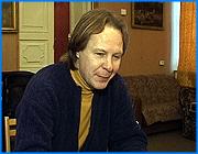 ></p><p class=c_tn>Люди искусства страдают, потому что культурная жизнь в области подавлена. Нужно подтолкнуть их к поиску нового - так определил задачу ежегодной премии Белая ворона ее учредитель актер Сергей Шаваринский. Предстоящей в воскресенье церемонии вручения Белой вороны он посвятил  специальную пресс-конференцию.</p><p class=c_tn>Нынешняя премия - пятая. И вручаться она будет 5 деятелям культуры области. Как и прежде, премии будут вручаться при содействии Фонда развития и поддержки талантов. Единственная номинация, которая в нынешнем году выпадет, это народная белая ворона. Предложения были, но претенденты, по словам Сергея Шаваринского, не вполне отвечали представлениям о том, что за птица нуждается в поощрении. Номинация Во имя должна высветить личность артиста одного из ивановских театров. Остальные номинации - без постоянного названия.</p><p class=c_tn>Организаторы называют белыми воронами тех, кто раздвигает границы и ломает стереотипы, не вписывается в конформистские рамки и живет вопреки общему течению. По нынешним временам, это трудно. «Культурная жизнь области деформирована, подавлена, кастрирована. Причем, совершенно очевидным, безапелляционным, извиняюсь за грубость, бабским темпераментом.  Почему еще нужна премия? Она как бы стимулирует людей, которые обладают талантом, что-то еще предпринимать», - считает Сергей Шаваринский.</p><p class=c_tn>То есть создавать негосударственные творческие объединения и искать свои, независимые пути творчества. Потому что ситуация в культуре вызывает страдания талантливых людей, -  утверждает Сергей Шаваринский. Но ее надо использовать во благо.</p><p class=c_tn>Лауреатам будут вручаться путевки, подарки и некие суммы в виде материального поощрения. Хотя задача премии - сделать людей культуры заметными и более уверенными в себе, не зависимо от того, под чьим крылом они работают. </p><p class=c_tn></p><p class=c_tn><b>Василий Когаловский</b></p>
	
		<div class=