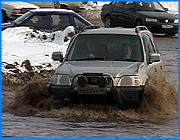 ></p><p class=c_tn>Сегодня утром в районе пр. Фридриха Энгельса произошла авария водовода. Ее уже называют самой крупной за несколько последних десятилетий. Результатом ЧП стали затопленные водой улицы, дорожные аварии, подтопленные магазины и подвалы. Большинство зданий в эпицентре аварии в течение дня оставались без холодной воды. </p><p class=c_tn>Около 10:30 рядом с домом 117 по пр. Энгельса прорвало чугунную трубу диаметром 500 миллиметров. В «Водоканале» утверждают, что это произошло из-за подвижек грунта при изменении температуры воздуха. Жители соседних домов, между тем, говорят, что труба здесь была проложена более четверти века назад, и с тех пор ее никто не менял. За считанные минуты вода поднялась на 30 сантиметров - хлынула к улице Громобоя, и дальше к мосту по пр. Энгельса. </p><p class=c_tn>Вскоре участок водовода был перекрыт, и жители целого квартала на весь день остались без воды. Однако вода из трубы под давлением продолжала заливать окрестности. В течение всего 3 минут был затоплен магазин бытовой химии в полуподвальном помещении. Вода доходила продавцам до колена, уровень отчасти снизился только через полтора часа. Витрины из древплиты придется менять, часть товара испорчена. Потоки воды сбивали с ног пешеходов и не позволяли перейти улицу. Многие прохожие жаловались на испорченную одежду. На улице 8 Марта  уровень воды в течение полутора часов держался на уровне 30-40 сантиметров. Откачивать воду не было смысла. Только естественный спуск к Уводи предотвратил затопление окрестностей. Однако потоки воды напоминали стихийное бедствие. Лед под толщей воды на дороге привел, по крайней мере, к одной автомобильной аварии. В конце концов, движение по пр. Энгельса было перекрыто. Между тем, сотрудники Водоканала несколько часов не могли приступить к восстановительным работам. По их утверждению, препятствием стало дерево на месте аварии. Чтобы его спилить, пришлось провести согласования с «Зеленстроем». Во второй половине дня аварийный участок трубы был вскрыт. Все бригады работали в авральном режиме. В трубе обнаружили трещину. «Предстоит заменить достаточно значительный участок трубы. По нормативным срокам, установленным распоряжением главы города, «Водоканал» ликвидирует аварии в течение суток. Трубу заменить, заварить, сделать промывку сетей, потому что это тоже требует определенного времени, после чего все жители, надеюсь, будут с водой», - сообщила нам пресс-секретарь УМП Водоканал Валентина Ионова.</p><p class=c_tn>Сотрудники «Водоканала» рассчитывают возобновить подачу уже ночью. Вода из подвалов, по их словам, откачана. Однако вечером,  по крайней мере, в двух жилых домах по-прежнему было отключено электричество. </p><p class=c_tn></p><p class=c_tn><b>Василий Когаловский</b></p>
	
		<div class=