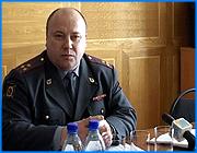 ></p><p class=c_tn>В том, что сотрудники ГАИ берут взятки, виноваты водители. Такой парадоксальный вывод можно сделать из сегодняшней пресс-конференции начальника областной ГИБДД Александра Брусочкина. Легкое недоумение журналистов вызвал и ряд других его высказываний. Сама пресс-конференция была посвящена итогам года. </p><p class=c_tn>Начальник областной автоинспекции почему-то решил, что дальше обсуждения довольно неплохих для имиджа ГАИ статистических выкладок дело не пойдет. Поэтому к острым вопросам оказался, мягко скажем, не готов. Один из них - почему так долго, с мая прошлого года, длилось следствие по факту громкого ДТП у Центрального рынка, когда водитель сбил несколько человек, одного насмерть. Брусочкин сказал, что доступа к уголовным делам у него нет, а сам вопрос якобы в компетенции начальника следственного отдела, которого в зале, правда, не оказалось. </p><p class=c_tn>Брусочкина также спросили, сколь велико участие ГАИ в мероприятиях по реконструкции светофорных объектов, потому что их меняют везде, но только не там, где они остро необходимы. Улица Ташкентская вся обросла новыми светофорами, в то время как на перекрестке Окуловой-Фейгина, где такой объект не работает 3 месяца, буквально в среду был сбит пешеход. Брусочкин ответил, что замена светофоров ведется властями при непосредственном участии ГАИ, но по определенному плану. А там, куда руки еще не дошли, все остается на совести участников движения. «Неработающий светофор не дает основания пешеходу, нарушая правила дорожного движения, переходить проезжую часть, подвергать себя и других участников опасности», - заявил он.</p><p class=c_tn>Другой острый вопрос - о взяточничестве в рядах ГАИ. В прошлом году за недостойное поведение были осуждены 2 сотрудника автоинспекции, а вообще, заверил Брусочкин, число таких фактов пошло на убыль. Сам он уже открыл панацею от этого зла: Не давайте, брать не будут. «Им проще отдать некую сумму денег, а некоторые сотрудники соблазняются. Не давайте. И мне непонятна позиция тех водителей, которые, нарушая, дают, потом говорят - вот, гаишники взяточники, 2000 тысячи рублей я им отдал за то, чтоб они не оформили. Так не давайте!»</p><p class=c_tn>Брусочкин также добавил, что в прошлом году при попытке дачи взятки были задержаны 7 водителей, а все материалы по этим фактам - направлены в прокуратуру. Начальник автоинспекции посетовал, что ни одно из этих дел не дошло до суда. </p><p class=c_tn></p><p class=c_tn><b>Дмитрий Попов</b></p>
	
		<div class=
