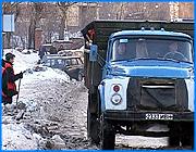 ></p><p class=c_tn>Городские коммунальные службы закупили химический препарат для посыпки дорог. Впервые его применили во время аварии водовода на проспекте Фридриха Энгельса. В администрации говорят, что средство будет применяться только в экстренных случаях, так для ивановского бюджета оно обошлось в 3 раза дороже обычной смеси. </p><p class=c_tn>Уже в первые часы после аварии, едва стекли потоки из большой трубы ивановского водопровода, на обледеневший проспект Энгельса, вышла спецтехника. Но вместо обычной пескосоляной смеси коммунальщики впервые применили сильнодействующий препарат СБГ, или средство по борьбе с гололедом. Его выпускают в Перми, а применяют в Москве и ряде других городов. На асфальт высыпаются  белые гранулы со специфическим запахом. «Средство СБГ в Москве тоже используется, но только там, где имеются ливневки. Ибо после посыпания этими гранулами проезжей части, лед в течение 10-15 минут превращается в воду, и ее необходимо отводить. То есть, необходима действующая ливневка в течение всего года», - объяснил заместитель главы города Сергей Мкртумян.</p><p class=c_tn>А с этим в Иванове - проблема. Ливневая канализация действует только на отдельных участках. От посыпки обычной смесью проезжая часть ивановских улиц кажется желтой. Традиционная песко-соляная смесь хороша только при температурах до - 15, в мороз нужны более крепкие средства. СБГ закупили в первый раз - и первый раз применили - по случаю прорыва трубы и крестного хода. Мешки с химикатом лежат на складе как неприкосновенный запас. Само СБГ стоит почти втрое дороже песко-соляной смеси, поэтому мэрия закупила всего 2 вагона препарата. Этого количества хватит на две посыпки.</p><p class=c_tn>Ивановские коммунальщики жалуются, что они - чуть ли не самые бедные в центральных областях. Техники мало, химии тоже. Но благодаря песку с солью общественный транспорт ни разу не останавливался. В прошлом году смесь была разной - покрепче и послабее, - 5, 10 и 15-типроцентная. А в этом году из-за безденежья закупили только 8-процентную. Таким образом, мэрия помогает гражданам экономить на покупке обуви. </p><p class=c_tn></p><p class=c_tn><b>Василий Когаловский</b></p>
	
		<div class=
