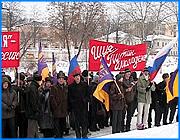 ></p><p class=c_tn>Под таким лозунгом в прошедшую субботу в Иванове прошел митинг, организованный региональным отделением  Единой России. Поддержать Президента вышли рядовые члены партии, руководители Законодательного Собрания, Городской Думы и просто сочувствующие. </p><p class=c_tn>Поддержать Президента собрались около 1000 человек. Многие из них с комфортом были доставлены из других городов области. Флаги Единой России выдавали на месте. Торжественность происходящего подчеркивала музыка оркестра дивизии ВДВ. Акция началась с государственного Гимна в исполнении десантников, а продолжили ее лозунги в поддержку Президента и проводимых им реформ. О нашумевшем 122 законе мнение выступавших однозначно. «Да, люди старшего поколения, достигшие пенсионного возраста, пока находятся в сложном положении. На сегодня ни федеральный уровень власти, ни региональный фактически не смогли должным образом обеспечить исполнение принятых законодательных норм, которые непосредственным образом связаны с обеспечением достойных условий жизни наших граждан», - выступил председатель ивановской Городской Думы Извиль Салихов.</p><p class=c_tn>Члены Единой России уверены, что в ближайшем будущем ситуация в стране стабилизируется, и Президент предпринимает для этого все необходимые меры. Активнее других выступали студенты Шуйского педагогического университета. Были среди митингующих и те, кто просто по-человечески симпатизирует Владимиру Путину. У некоторых женщин Президент вызывает уважение уже за то, что он не похож на своих предшественников. </p><p class=c_tn>Были на митинге и противники Президентской политики, но прорваться к трибуне им не удалось. По окончании митинга сторонников Владимира Путина у микрофонов сменили солисты местной эстрады. Но больший интерес у митингующих вызвала полевая кухня. За бесплатными гречневой кашей и горячим чаем выстроилась очередь.</p><p class=c_tn></p><p class=c_tn><b>Олеся Чирко</b></p>
	
		<div class=