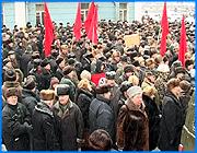 ></p><p class=c_tn>Вслед за митингом «Единой России» своих сторонников собрали оппозиционные партии - на площади Революции в Иванове. Тема была такая же - реализация 122 закона, но требования преобладали не экономические, а политические. </p><p class=c_tn>Около 2000 тысяч человек собрались под красными флагами ВКПБ, КПРФ, Родины. Был замечен даже одинокий флажок национал-большевиков. Похоже, оппозиционные партии в Иванове все же находят общий язык. Это уже второй крупный митинг в Иванове, направленный против монетизации. Инициаторы мероприятия отмечают 2 существенных отличия. Во-первых, все проходит более организованно, во-вторых, к экономическим требованиям добавились политические лозунги. Адресаты лозунгов вполне конкретные: «Сегодня мы говорим Президенту, говорим Правительству: верните уважение ветеранам, верните уважение пенсионерам. Сделайте в год 60-летия Победы им достойную жизнь. Помните, откуда вы вышли, и где ваши корни».</p><p class=c_tn>На митинг пришли даже представители самой малочисленной и спокойной категории льготников - почетные доноры. Они тоже недовольны тем, что делают президент, правительство и дума. «Как министр Зурабов мог такое принимать вообще по отношению к донорам, зная о том, что доноры - это золотой фонд медицины. Потому что на нас держится огромная часть медицины. Без нас не могут проводиться операции, производиться куча лекарств. И в то же время мы, доноры, за полтора месяца, прошедшие после начала монетизации, не получили еще ни копейки от государства. Ни копейки, хотя сейчас с нас уже требуют платить за все», - звучали слова. </p><p class=c_tn>По словам руководителя регионального отделения партии коммунистов будущего, подоплека и цель требований все равно экономические - по всем законам научного коммунизма. Материя первична. «Я надеюсь, что в регионы федеральные власти спустят достаточно средств, чтобы повысить жизненный уровень наших пенсионеров, нищих, социально незащищенных категорий граждан, чтоб мы смогли сделать бесплатные проездные билеты, чтобы мы смогли расширить перечень рецептов в аптеках, чтобы коммунальные услуги у нас дотировались в большей степени, нежели они дотируются на сегодняшний день», - выступил первый секретарь регионального отделения ВКПБ Олег Мозенков. </p><p class=c_tn>Организаторы митинга надеются, что такие массовые акции протеста заставят правительство и президента еще раз прислушаться к проблемам льготников. Ведь один раз уже прислушались. </p><p class=c_tn></p><p class=c_tn><b>Сергей Хохлов</b></p>
	
		<div class=