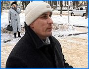 ></p><p class=c_tn>Известный ивановский поэт-радикал Владимир Черкашов вновь борется с властью. На этот раз предметом спора стало намерение Законодательного собрания увеличить свою численность до 48 человек.  Народный трибун сегодня направил трем парламентариям письменные вызовы на рукопашный бой. </p><p class=c_tn>Владимир Черкашов выбрал тех, кто подходит в соперники по возрасту и весовой категории - Аверьянова, Кабанова и Мельникова. Тех на месте нет. Депутаты ждали Владимира Черкашова в пятницу, но не дождались. Конфликт вышел из-за увеличения депутатского корпуса до 48 человек. Из-за этого расходы на содержание областного парламента вырастут на 45 миллионов рублей. Эти деньги, считает поэт, надо пустить на компенсации ветеранам. В конце января часть законодателей не поддержала попытку притормозить расширение депутатского корпуса.  «И я могу назвать ряд этих депутатов, которые мне известны. Это Вальков, Колесов, который представляет СПС, Мельников, Мозенков, коммунист новой формации, Горохов. Аверьянов и Кабанов воздержались при голосовании по столь архиважному вопросу. Моя акция носит, можно сказать, устрашающий характер. Я хочу их раздавить морально», - говорит сам Владимир. </p><p class=c_tn>Владимир Черкашов готов воевать даже с теми, кто воздержался. На схватку в спорткомплексе Спартак он обещает пригласить врача и спортивного судью, а с народными избранниками заключить соглашение, что в случае мелких травм, вроде рассеченной брови, соперники от претензий отказываются. </p><p class=c_tn>Со своей стороны, депутат ЗС Андрей Мельников ответил: «Я ни с кем биться не собираюсь. Но с г-ном Черкашовым мы выясним отношения, если у нас есть проблемы с ним. Один на один, без прессы, это я ему обещаю». Разумеется, законным способом, - добавляет депутат и напоминает: один раз уже сразились - Черкашов и Мельников шли по одному избирательному округу - поэт проиграл.</p><p class=c_tn>А число депутатов растет повсюду в регионах, во многих местах - вдвое. В Иванове на такое резкое увеличение не пошли, а льготники - ни при чем. «Если у нас на исполнительную и законодательную власть в районе 150 млн. тратится, то на компенсации, на коммунальные услуги по льготникам и т.д. - полтора миллиарда. Естественно, о том, что деньги будут взяты за счет льготников, за счет компенсации - это вообще исключено», - говорит Андрей Мельников. </p><p class=c_tn>Сами кулачные бои для Иванова не новость. О них писал в своей книге ивановский бытописатель Иван Волков. Теперь она хранится в научной библиотеке, в одной комнате со стихами Черкашова. Вот что писал Волков: «Зрелище кулачного боя было ужасно: дико рыча и завывая, темной, плотной стеной сходились люди, сплетались в живые клубки, снова расходились и снова бросались друг на друга. Слышались глухие удары, стоны, крики. В воздухе мелькали клочья изорванных рубах и шапок, окровавленные лица; снег алел кровью, и по нему вились-змеились клочки вырванных бород». </p><p class=c_tn>Бои каждую зиму, по праздникам, проходили на берегу Варгина ручья,- у стен городского кладбища, то есть на месте коллективных садов, 3 горбольницы и близ Успенского храма. Они собирали по 200-300 человек. Бои ушли в прошлое 110 лет назад, с прибытием в Иваново-Вознесенск казачьего отряда. Тех казаков теперь нет, а Владимир Черкашов есть. </p><p class=c_tn></p><p class=c_tn><b>Василий Когаловский</b></p>
	
		<div class=