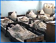 ></p><p class=c_tn>Выплаты на обеспечение образовательного стандарта негосударственным школам Иванова сохранятся до конца учебного года. Средства в бюджете города предусмотрены. Однако к лету мэрия выйдет из числа учредителей этих учебных заведений, - заявили сегодня представители администрации на заседании городской Думы. Более сложной оказалась ситуация с санаторными группами в детских садах. Такие группы были созданы в рамках программы борьбы с туберкулезом. </p><p class=c_tn>До последних дней было неясно, кто будет платить за содержание маленьких ивановцев в спецгруппах детских садов для детей с туберкулезной интоксикацией. С января мэрия   ввела плату для родителей, которой прежде не было, потому что освобождение от нее считалось льготой. Льготы отменены, но родители заплатить за январь отказались. Сегодня мэрия заявила, что город до июля возьмет расходы на себя, а потом число садов с туберкулезными группами сократят. «Принято решение в течение летних месяцев перевести этих детей, которые находятся в 6 детских лечебных учреждениях, в различных группах, в 3 детских дошкольных учреждения и сделать их практически специализированными по размещению и содержанию этих детей», - заявил Игорь Старкин.</p><p class=c_tn>Расходы на дополнительное питание по-прежнему будет нести город. Другое дело - плата за сам детсад. Мэрия считает, что платить  должны родители. Тут же выяснилось, что это под силу только трети из них, остальные - малоимущие. Депутат городской Думы Игорь Волков считает: «Да, часть родителей из неблагоприятных семей. Тем более,- если они не получат доброкачественного питания в садике, дома они его никогда не получат. Значит, дети точно будут больны туберкулезом. И когда сказали, что 122 закон раз, и закрыл всё - это далеко не так. Этот закон никакого отношения здесь не имеет».</p><p class=c_tn>Сохранение туберкулезных групп обойдется городу в 800 тысяч рублей в год. Пока   депутаты договорились об одном - сейчас оставить все как есть, а за месяц получить точные цифры и вынести окончательное решение. </p><p class=c_tn></p><p class=c_tn><b>Василий Когаловский</b></p>
	
		<div class=