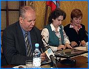 ></p><p class=c_tn></p><p class=c_tn>Заняться юридической экспертизой законов и контролем за действиями обеих ветвей региональной власти намерены инициаторы создания так называемого общественного совета или палаты. Сегодня на встрече губернатора с представителями политических партий и движений состоялся круглый стол на эту тему. </p><p class=c_tn>С идеей учредить общественную палату уже выступила организация ДИАСПОРА. И вот - очередной задел на ту же тему. Цель самая благая - проведение в жизнь принципов демократии. Новый консультативный орган, высказывались участники встречи, это, как минимум, разрушение монополии на свободу слова, которой обладает федеральная власть и правящая партия в ее лице. </p><p class=c_tn>Но - палата будет иметь смысл только при условии, что ей дадут возможность общения с властью и народом. Для этого, как минимум, нужна льготная информационная площадка. Один из участников встречи очень долго сокрушался о том, что СМИ часто обделяли его бесплатным вниманием. «Пора прекратить вот эти вот завывания по субботам по программе Культура политолога Клюхина, - там он за деньги, кстати, работает, - когда вот эту площадку надо отдать вот всем сидящим здесь. Рабочий край - это чья газета? Это частная лавочка или как? Это деньги те, которые мы платим в бюджет. Будьте любезны тогда, одну страницу отдайте нам. Почему мы за деньги все это делаем?!» - возмущался председатель организации Гражданский контроль Юрий Лебедев.</p><p class=c_tn>Но главные споры развернулись вокруг статуса нового образования. В предложении звучало - общественный совет при губернаторе. Кто-то считает, что совет обязательно должен прилепиться к госвласти. Другие говорят: нужно обеспечить независимость палаты и даже политических деятелей не допускать в ее состав. К этой точке зрения склоняется и губернатор: «При губернаторе, при ЗС - надо ни при ком ее организовывать. Другое дело, что в законе надо определить, кто обеспечивает организационно работу общественного совета, губернатор ли, Законодательное Собрание. Ведь вам надо где-то собираться, надо где-то обсуждать, нужно какое-то помещение».</p><p class=c_tn>Сошлись на том, что вначале нужен областной закон о таком органе, а там уже решать вопрос о зависимости или независимости. Если затея выгорит, то в области будет сразу две общественных палаты. </p><p class=c_tn></p><p class=c_tn><b>Дмитрий Попов</b></p>
	
		<div class=