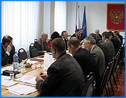 ></p><p class=c_tn>Новый ультиматум ивановской Думе предъявили депутаты, входящие в партию Единая Россия. Они угрожают блокировать работу городского представительного органа, если не будет одобрено создание в Думе партийных фракций. Решение о соответствующих изменениях в Уставе города уже принято за основу. </p><p class=c_tn>Еще в конце прошлого года единороссы заблокировали преодоление Думой вето Александра Грошева по одному из вопросов. Представители партии заявили тогда, что не намерены преодолевать вето, пока в Думе не будут созданы партийные фракции. Регламент Думы и устав города допускают деятельность депутатских групп, но в уставе Единой России прописана работа фракций, и теперь городская конституция должна быть переписана под устав этой партии. Теперь требование изменить устав города и регламент выставлено снова. «Сегодня, чтобы аналогичной ситуации не случилось, вносится этот документ, где все же позиция этой группы, фракции должна быть обозначена. И это мнение не двух или трех депутатов, а мнение депутатов численностью более 12», - сказала депутат городской Думы Ольга Белолапова. А это недвусмысленная угроза заблокировать работу Думы вообще. Более того, лидер единороссовской группы в Думе, считает, что выборы в городскую Думу должны проходить по партийным спискам. Однако многие депутаты полагают, что органу самоуправления надо решать городские проблемы, а не заниматься политическими разборками. Депутат городской Думы Владимир Беляев считает: «Политсовет может рекомендовать все что угодно, а Дума должна быть выше. Мы представляем интересы жителей Иванова, к какой бы партии они не принадлежали, они жители Иванова. И давайте мы будем решать без политических групп и партий». </p><p class=c_tn>Тут же прозвучало предложение отказаться от создания фракций, а изменений не принимать - они могут дорого обойтись городу. </p><p class=c_tn>Приступили к голосованию. Противников фракционной борьбы оказалось слишком мало. </p><p class=c_tn>Один из депутатов Алексей Майоров демонстративно покинул зал заседаний, но это ничего не изменило. Решение принято за основу. На следующем заседании, после уточнения формулировок, его примут окончательно. </p><p class=c_tn></p><p class=c_tn><b>Василий Когаловский</b></p>
	
		<div class=