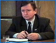 ></p><p class=c_tn>Сын Владимира Гришина, Борис возглавил государственное предприятие Карьероуправление. Ранее против него и Гришина-старшего были заведены уголовные дела в связи со злоупотреблениями. Вскоре после этого Владимир Сергеевич ушел из спикеров, а его сын Борис оставил должность директора АО Хромцовский карьер. Правда, директором Гришин-младший пробыл недолго. Спустя 2 дня его кандидатура была отозвана начальником управления Ивавтодор. Выяснилось, что юридически назначение было необоснованно.</p><p class=c_tn>Личность нового «старого» спикера Законодательного Собрания Владимира Гришина в последнее время вообще часто обсуждается в средствах массовой информации. Правда, все больше в негативном свете. Наш корреспондент на время стал биографом председателя областного парламента и попытался восстановить наиболее важные вехи его жизненного пути.</p><p class=c_tn>В одном из интервью директор управления Ивавтодор Владимир Гришин признается – хочу стать профессиональным политиком. С 1996 года – он депутат Законодательного Собрания области. В следующем созыве занимает пост председателя,  - многие предрекают ему успешную карьеру. </p><p class=c_tn>Первый тревожный звонок в 2002. На Гришина и его сына Бориса заводят уголовное дело - в связи со злоупотреблениями на прежнем месте работы - управлении «Ивавтодор». В январе 2003 Гришин заявляет о своей отставке с места спикера, ссылаясь на политическое давление.</p><p class=c_tn>Дорога простого депутата - нескончаемый хмурый февральский день. Гришин создает  депутатскую группу «Солидарность». Она запомнилась тем, что внесла на рассмотрение коллег предложение об улучшении демографической ситуации в регионе, в том числе присвоением наград за рождение трех и более детей. Гришина обвиняют в политическом хамелеонстве. Отвечая на вопросы корреспондента одной из Интернет-газет Гришин долго не может сформулировать ответ – в какой же партии он состоит или хотя бы какой симпатизирует. И, наконец, ощущение начала конца на заседании, где решается вопрос об отставке с поста сенатора коммуниста Бакулина. В тот день Владимир Сергеевич  - ньюсмейкер № 1. Бывший спикер заявляет, что Михаил Бабич угрожает ему - лично, по телефону. «Угрожал, что в случае, если я действительно буду препятствовать принятию Законодательным собранием решения по отзыву Бакулина, то моя личная безопасность не может быть гарантирована. Меня ожидают неприятные последствия. Я расцениваю слова Бабича не как провокацию, а как прямую угрозу своей жизни», - заявил тогда Владимир Гришин. </p><p class=c_tn>Михаил Бабич, как всегда лаконично, по-военному четко, откомментировал испуги Гришина. Тогда многим показалось, что карьера Владимира Сергеевича близится к закату. </p><p class=c_tn>Никто не ждал дуэли, да ее и быть не могло. Их не назначают, когда в одном из противников нет уверенности. Произошло другое - Гришину дали еще один шанс. После рокировки, проведенной единороссами во главе с тем же Бабичем, Владимиру Сергеевичу предлагают кресло председателя. Краснея, он любезно соглашается. «Мы политики, первое что. В данной ситуации надо отбрасывать личное, амбициозные вопросы. Мы отбросили личные обиды, личные амбиции, и настроились на продуктивный лад», - сказал он. </p><p class=c_tn>Со времени назначения Гришина председателем ЗС продуктивный лад вылился, по крайней мере, в 2 скандала. В первом случае пытались снять с должности председателя контрольно-счетной палаты Татьяну Огурцову. Во второй раз имя Гришина упоминалась в связи с назначением его сына на должность директора Карьероуправления. </p><p class=c_tn></p><p class=c_tn><b>Андрей Кузьмичев</b></p>
	
		<div class=