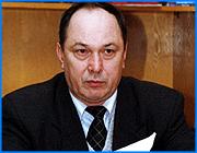 ></p><p class=c_tn>Сейчас решается судьба генерального директора Ивэнерго Вячеслава Смирнова. Ивэнерго как единая компания прекратила свое существование и поделена на 3 независимых акционерных общества. </p><p class=c_tn>С 1998 года Вячеслав Смирнов возглавляет Ивэнерго. Сам себя он считает не только менеджером, но и воспитателем, потому что все эти годы он не только руководил в сфере энергетики, но и приучал руководителей области и муниципальных образований жить по принципу: утром деньги - вечером стулья. Сейчас говорит, что с большими трудностями, но своего добился. Результат очевиден - прошлые годы в финансовом плане для Ивэнерго прошли удачно. Между тем, договориться с ивановской мэрией и губернатором по ряду вопросов Смирнову и сегодня не удается. Например, снизить в 2 раза тарифы за тепло- и электроэнергию населению чиновники отказываются. </p><p class=c_tn>Многих, говорит Смирнов, мой уход обрадовал бы. В соответствии с типовой схемой, предложенной РАО ЕЭС, как еще в 27 регионах, компания Ивэнерго разделилась. С января этого года начали функционировать 3 независимых предприятия: «Ивановская генерирующая компания», «Ивановская энергосбытовая компания» и «Ивэнерго» - бывшая «Ивановская электросетевая компания». И сейчас Смирнов перед выбором - возглавить межрегиональное объединение, любую из новообразованных структур под брендом Ивэнерго, или просто пополнить ряды пенсионеров. Но это будет потом... А пока открыто продолжает высказываться о работе народных избранников. «Я не верю там, где Грошев подписывает и ставит печать! Не верю! Договор - да! Если откажутся? Я пошел в арбитражный суд, и суд присудит. Я вытащу эти деньги через суд, с бюджета, если там касается этих денег. Вот я о чем настаиваю, а договариваться - пустое дело с этими ребятами», - говорит Вячеслав Васильевич.  </p><p class=c_tn>Смирнов говорит, что сейчас у энергетиков есть заманчивое предложение ликвидировать старые городские котельные и перевести ряд районов на централизованное теплоснабжение. Причем, никаких финансовых вложений от мэрии не требуется. Оборудование и сети в ходе нового строительства будут поделены поровну. Но Смирнова и в этом вопросе не понимают. Как будут дальше строиться отношения энергетиков с чиновниками - решится в марте. Тогда Вячеслав Смирнов решит, продолжить борьбу или уйти на заслуженный отдых. </p><p class=c_tn></p><p class=c_tn><b>Владимир Еремин</b></p>
	
		<div class=