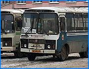 ></p><p class=c_tn>Фронт расширяется и выходит за пределы Иванова. Сейчас конфликт разгорелся между владельцами 16 и 116 маршрутов. Они фактически дублируют друг друга: автобусы следуют от поселка Подвязновский до железнодорожного вокзала. Однако 116 должен курсировать до автовокзала согласно утвержденному маршруту и считаться пригородным. Дело уже доходило до драк между водителями. </p><p class=c_tn>Сейчас по городскому 16 маршруту ходят автобусы ЗАО Экспресс-сервис, а по дублирующему 116 - предпринимателя Котова. Руководство Экспресс-сервиса считает, что действия частного предпринимателя незаконны, ведь утвержденный 116 должен ходить до автовокзала. Но он продолжает следовать до железнодорожного. Частный перевозчик аргументирует свой отказ ездить согласно утвержденной схеме отсутствием спроса, а, следовательно, прибыли, на этом маршруте. Арбитражный суд, куда обратился предприниматель, ссылаясь на закон о конкуренции, признал действия Александра Котова вполне законными. Получается, что ЗАО Экспресс-Сервис и предприниматель работают на законных основаниях. Между тем, автобусы Александра Котова курсируют вообще без каких-либо разрешающих документов. «По постановлению главы администрации области № 98 от 18 октября, администрация района расторгла договора, существующие с перевозчиками Ивановского района, эти полномочия по заключению, перезаключению договоров переданы управлению Ивавтодор», - сообщила заместитель главы администрации Ивановского р-на Татьяна Виноградова.</p><p class=c_tn>Водители частника, по словам руководства «Экспресс-сервиса», не дают работать предприятию. Они, якобы, блокируют автобусы ЗАО на конечных остановках. Существует и еще одна проблема: осуществление льготных перевозок. Автобусы «Экспресс-сервис» возят льготников, а машины предпринимателя Котова не предоставляют такого права этой категории граждан. «Экспресс-сервис» просит межрайонную и областную прокуратуру разобраться в этом деле. Комментировать ситуацию в городской администрации и  в областном отделении Российской транспортной инспекции отказались. Ссылаются на то, что все решит суд. </p><p class=c_tn></p><p class=c_tn><b>Марина Четверткова</b></p>
	
		<div class=