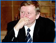 ></p><p class=c_tn>В Законодательном Собрании области состоялось сегодня пленарное заседание. Несмотря на то, что внешне оно прошло очень спокойно, многие уже называют его скандальным. Дело в том, что часть депутатов в областной парламент просто не пришли. В кулуарах заговорили о начале акции протеста против единороссовского давления во всех направлениях. </p><p class=c_tn>Вместо 35 депутатов в зале 24. Это как раз то количество голосов, которое необходимо для принятия законопроектов. После гимна без слов председатель заксобрания оглашает список недостающих избранников. Заболели или просто не пришли сразу 9 депутатов. В коридорах говорят о том, что это начало бунта - против засилья единороссовской фракции во главе со спикером. Собравшиеся уныло листают около килограмма документов. Из-за солидного объема их даже не стали рассылать журналистам заранее. Вопросы под № 13 и 25 - о контрольно-счетной палате  - предлагают изъять из повестки. Явно повеселевшие депутаты проскакивают меньше чем за час аж 16 вопросов. На 17 - о реестре государственных должностей - споткнулись. Депутат Аверьянов посчитал, что отнесение вопроса о штатном регулировании собрания в единоличную компетенцию спикера - это уж слишком. «Коль скоро этот щепетильный вопрос будет в компетенции одного человека, высока вероятность того, что не самые профессиональные кадры окажутся в стенах данного учреждения», - сказал он.  </p><p class=c_tn>Депутат Аверьянов хоть и дипломатично, но высказал то, о чем многие только думали. Слишком много взяли на себя депутаты-единороссы и председатель Гришин. Спикер неожиданно вернул в повестку законопроект о контрольно-счетной палате. Суть его проста - КСП возвращается в ведомство заксобрания, а значит, лишается самостоятельности и шанса на независимость. Должность председателя контрольно-счетной палаты теперь также во многом зависит от председателя. Тем не менее, законопроект приняли в первом чтении - 19 голосами - за и 2 – против, перед этим попытавшись уменьшить число депутатов, необходимое для кворума. Ведь уже на этом заседании стало очевидно, что в стенах собрания назревает очередной конфликт. И в будущем принимать необходимые законы будет просто невозможно. </p><p class=c_tn></p><p class=c_tn><b>Андрей Кузьмичев</b></p>
	
		<div class=