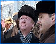 ></p><p class=c_tn>24 февраля в Комсомольске встречали главу РАО «ЕЭС России» Анатолия Чубайса. Чубайс приехал, чтобы дать старт строительству на базе Комсомольской ГРЭС первого энергоблока газотурбинной электростанции. По его словам, с этого момента начинается масштабное обновление всей российской тепловой генерации. </p><p class=c_tn>11:30 - все ждут Чубайса. Никто из журналистов не может четко сказать, что же на самом деле важнее - приезд главы РАО или закладка новой станции. Операторы и фотографы ругаются - трибуна установлена прямо против солнца. Ровно в назначенный час появляется другое светило - рыжий бог российской энергетики. Он в простеньком пальто и шапке на искусственном меху - ничего респектабельного в его облике. Вместе с ним - главы Ивановской и Ярославской областей, руководство предприятий-разработчиков. Все комплименты Чубайса - в адрес машиностроителей, ведь турбина - это целиком российская разработка. Обкатка уже прошла, теперь новый этап. «Современная российская экономика уже наполнила магазины товарами, доказала способность к росту. Но здесь она должна доказать, что она способна к самым масштабным инновационным проектам на высшем технологическом уровне», - отметил Анатолий Чубайс.</p><p class=c_tn>Церемония задумана как театрализованное шоу. Согласно детально расписанному сценарному плану, шарики должны лететь, а экскаваторы – копать, во что бы то ни стало. Похоже, перед церемонией грунт подвергли основательной термической обработке. Но экскаваторы и вправду копают. Нашлись даже резчики по льду, которые высекли образ энгергоблока. По тому же сценарию, Чубайс должен был сделать выстрел из ракетницы. Но стрелять не пришлось - ведь будущая станция это уже сам по себе взрыв, причем  в масштабах российской экономики. Ледяная конструкция, которая символизирует новый объект, невольно наводит на мысль о хрупкости и недолговечности человеческих начинаний. По замыслу строителей, этот макет должен превратиться в рабочую станцию к марту 2007 года.</p><p class=c_tn>От Запорожца к современному автомобилю, - такое сравнение использует Чубайс, говоря о значимости и перспективах события. Добавляет: этот проект не стыдно положить на стол любой продвинутой компании, будь то «Сименс» или «Дженерал Электрик». Все спекуляции на тему того, что Россия - не более чем сырьевой придаток мировой экономики, Чубайс считает уже неактуальными. «Все то, что должно быть сделано здесь, в Иваново, будет не просто проектом, а началом масштабного долгосрочного крупносерийного обновления всей российской тепловой газовой генерации на российском же машиностроительном оборудовании», - говорит он.</p><p class=c_tn>Чубайс подчеркивает: нужно говорить не столько о возможном снижении тарифов в будущем, сколько о загрузке промышленных предприятий. Губернатор Тихонов тем временем рисует заманчивые перспективы для региона. Будущая станция - это как минимум 253 высокооплачиваемых рабочих мест. Плюс поставки инертных материалов с Хромцовского карьера, и, конечно, налоговые отчисления. Губернатор выступал: «Это около 90 миллионов рублей поступлений налогов в областной бюджет, 50 миллионов поступлений налогов в бюджет Комсомольского района, ну и, соответственно, развитие социальной сферы, жилищное строительство, поскольку энергетиков надо будет обеспечивать жильем, объектами социальной сферы».</p><p class=c_tn>Все природные стихии благоволили сегодня к энергетикам. Солнце продолжало ярко светить даже после отъезда главы РАО, а экскаваторы - копать. Они в это время прилежно ровняли землю над вырытым котлованом. </p><p class=c_tn></p><p class=c_tn><b>Дмитрий Попов</b></p>
	
		<div class=