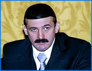 ></p><p class=c_tn>Группа депутатов Законодательного Собрания продолжает добиваться отставки вице-губернатора Юрия Токаева. Как стало известно программе «Губерния», в минувший четверг руководство областного парламента встречалось с губернатором Тихоновым и фактически предъявило ему ультиматум.</p><p class=c_tn>Во встрече участвовали восемь народных избранников: Гришин, Григорьева, Нестеров, Бочков, Смирнов, Сысоев, Фомин и Чудецкий. Сам факт встречи подтверждают обе стороны. По информации наших источников, большинство депутатов, пришедших к губернатору, даже не знали, о чем на самом деле пойдет речь.</p><p class=c_tn>Организаторы встречи, по сути, предложили главе области сделку: в обмен на немедленную отставку вице-губернатора – гарантии поддержки Законодательным Собранием кандидатуры Тихонова, которая будет внесена Президентом на должность главы администрации Ивановской области.</p><p class=c_tn>В субботу спикер парламента Гришин вновь посетил губернатора всё с тем же предложением.</p><p class=c_tn>Однако рассказать о подробностях встречи и прокомментировать её итоги депутаты отказываются. Все, с кем удалось связаться корреспондентам «Губернии», готовы говорить только по телефону и на условиях анонимности. При этом депутаты уверяют, что не имеют никаких претензий к вице-губернатору лично и не могут высказать претензии к его работе. А все вопросы советуют адресовать непосредственно спикеру ЗС Владимиру Гришину, который весь день скрывался от корреспондентов «Губернии». </p><p class=c_tn>Лишь один из собеседников пояснил, что главное неудовольствие народных избранников вызвало то, как Юрий Токаев отреагировал на предыдущий депутатский «наезд». Наверное, депутаты рассчитывали на благодарность со стороны вице-губернатора.</p><p class=c_tn>Подробности встречи вскоре перестали быть секретом для остальных депутатов Законодательного Собрания. Истинные мотивы действий фракции «Единая Россия» прокомментировал программе «Губерния» депутат Андрей Кабанов: «Это цепь логических событий. Конечной целью является, естественно, губернатор В.И.Тихонов. То есть вариантов два: либо после отставки Токаева там есть планы выразить недоверие Тихонову с тем, чтобы не допустить его назначения на пост губернатора, либо превращение его в марионетку местного отделения «ЕР». Что, на мой взгляд, для политика такого уровня - одно и то же…  В Законодательном Собрании далеко не все поддерживают эти начинания «ЕР», и при принципиальной позиции губернатора - смелой и решительной - я считаю, что, в общем-то, ситуацию  можно выправить». </p><p class=c_tn>Итак, очередной бой за кресло губернатора «Единая Россия» проиграла. 15 марта запланирована встреча Президента Путина с Владимиром Тихоновым. Очевидно, что там и будет окончательно решен вопрос о кандидатуре главы области. Сам Тихонов еще недавно оценивал свои шансы как два к одному. И, похоже, что сейчас они значительно выше. Президент уже предложил кандидатуры десятка губернаторов, и только в одном случае это новая фигура. Во всех остальных - просто переназначаются действующие главы регионов. Хотя мало кто в Ивановской области верит губернаторским рапортам о небывалых экономических достижениях, свершенных под его мудрым руководством, серьезных претензий со стороны Кремля к Тихонову тоже нет. Таким образом, вероятность, что выбор Путина вновь падет на Владимира Ильича, близка к 100%.</p><p class=c_tn>Однако, всенародных выборов губернатора больше нет. И, как следствие, появилась реальная возможность его досрочной отставки. Главу региона можно скомпрометировать. Например, Контрольно-счетная палата проводит ряд проверок работы администрации области, находит крупные финансовые нарушения. А прокуратура затем возбуждает уголовные дела, единственным результатом которых станет не срок, а отставка главы области.</p><p class=c_tn>Именно в этом истинная причина боев за контроль над Контрольно-счетной палатой области.</p><p class=c_tn>Однако, исполнять обязанности главы региона в случае ухода губернатора будет вице-губернатор. Идея получить в результате интриги главным в области Юрия Токаева «Единой России» не нравится совсем. Вот истинное объяснение упорного желания подконтрольного «медведям» парламента сместить Токаева. И протолкнуть на должность вице-губернатора своего человека. С прицелом на губернаторский пост.</p><p class=c_tn></p><p class=c_tn><b>Сергей Хохлов, Дмитрий Попов</b></p>
	
		<div class=
