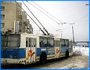 ></p><p class=c_tn>Документы об увеличении платы за проезд уже готовы, но официальных подписей под ними пока нет, - признали в трамвайно-троллейбусном управлении. Причиной здесь называют неполную загрузку пассажирского транспорта. Бывшие льготники отказываются ездить за деньги, по-прежнему надеясь на восстановление бесплатного проезда.</p><p class=c_tn>Проезд на троллейбусе стал дешевле на 50 копеек год назад. В свое время он позволил трамвайно-троллейбусному управлению отбить часть пассажиров у маршрутных такси. В ТТУ надеялись, что после 1 января и монетизации бывшие льготники станут именно пассажирами троллейбусов. Однако этого не произошло. Пассажиров не прибавилось ни в общественном транспорте, ни в маршрутных такси. Возможно, экс-льготники сочли компенсации недостаточными. Именно поэтому встал вопрос о возвращении к прежнему, четырехрублевому тарифу. Тем временем продажа льготных проездных на трамвай и троллейбус идет вяло. Судя по всему, на март их будет продано даже меньше, чем на февраль. К утру последнего февральского дня проездными запаслись только 5 700 человек. Однако около киосков стоят очереди из студентов и пенсионеров. Само трамвайно-троллейбусное управление в течение последних лет находится фактически в предбанкротном состоянии. В результате задержек с платежами, Ивэнерго пригрозило транспортникам отключением тока. С 21 февраля город мог остаться без трамваев и троллейбусов. Однако к этому дню ТТУ успело получить 5 миллионов рублей на компенсацию по проездным для льготников. Ими и расплатились за электричество. Эти 5 миллионов выделены на первый квартал, а, фактически, на февраль и март, поскольку в январе льготных проездных в Иванове еще не было. </p><p class=c_tn></p><p class=c_tn><b>Василий Когаловский</b></p>
	
		<div class=