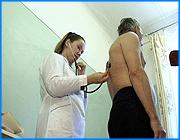 ></p><p class=c_tn></p><p class=c_tn>Ивановские поликлиники столкнулись с серьезной проблемой. У врачей не доходят руки, чтобы оказать помощь трудоспособному населению. Причина - ажиотаж вокруг льготных рецептов, которые специалисты должны выписывать вне очереди. Даже на прием к терапевтам, которых не хватает, надо записываться заранее. </p><p class=c_tn>Толпы пенсионеров, которые приходят в поликлинику за льготными рецептами, занимают очередь с шести утра. Однако попасть к терапевту удается не всем. Зоя Михайловна уже третий день подряд пытается записаться на прием, чтобы выписать рецепт. С начала года она не воспользовалась правом получения льготных медикаментов ни разу. Плохо себя чувствовала, дойти до поликлиники не могла. </p><p class=c_tn>Зоя Михайловна Горинова, инвалид второй группы, пришла в поликлинику к 6 утра, а записали ее на прием только во второй половине дня.</p><p class=c_tn>На участке шестой городской поликлиники - более двадцати тысяч человек. Тех, кто имеет право на льготы по лекарствам, более четырех тысяч. С начала действия 122-го федерального закона за льготными рецептами к здешним терапевтам обратились только тридцать процентов льготников, но и таким неполным составом они сумели создать ажиотаж.  </p><p class=c_tn> «Количество выписанных рецептов резко возросло. Так, мы за два месяца выписали почти четыре с половиной тысячи льготных рецептов, в предыдущие годы такое количество рецептов льготных мы выписывали в течение четырех-пяти месяцев», - сообщил главный врач поликлиники №6 Александр Богомолов.</p><p class=c_tn>Нагрузка на врачей-терапевтов, соответственно, тоже увеличилась. Этих специалистов сейчас остро не хватает, многие увольняются из-за того, что не решен вопрос с оплатой сверхурочных. Прием ведут даже заместители главного врача. Но это все равно не спасает. Поэтому нервы на пределе и у медиков, и у пациентов.</p><p class=c_tn>Получив рецепт в поликлинике, надо идти в аптеку. Там тоже работают в цейтноте. В очередь выстраиваются до пятидесяти человек. Так что заказывать медикаменты у поставщика приходится по два раза за день. А поставляют не всё. Но льготникам и тут стараются идти навстречу – оставляют контактные телефоны. </p><p class=c_tn>Однако, пока все эти проблемы решить не удается и совет один - стараться не болеть. </p><p class=c_tn></p><p class=c_av>Марина Четверткова</p>
	
		<div class=