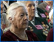 ></p><p class=c_tn></p><p class=c_tn>Восемьдесят лет и старше - таков возраст участниц международной встречи, которая проходит в Иванове. В ней участвуют женщины-медики военного поколения трех стран: России, Белоруссии и Украины. Такая встреча устроена впервые за шестьдесят послевоенных лет. </p><p class=c_tn>Как же вы приехали в такой холод, - удивлялись  сами организаторы. Это не мороз, - отвечали бывшие фронтовые врачи и медсестры, - не тот мороз, что стоял в дни Сталинградской битвы. Тогда было -45. Встречи участников войны в последние месяцы проходили в Бресте, Владимире и других городах. Вскоре в Минске соберут бывших юных подпольщиков и партизан. Медики собрались впервые. И первые лица области долго рассказывали им о вкладе ивановцев в победу, миллионах метров ткани  и количестве минометов. Но  фронтовые медики войну воспринимали не через статистику,  а через собственную судьбу,  которая, так или иначе, оказалась связанной с Ивановом. Их коллеги погибали, а на смену им приходили выпускники ивановского мединститута.</p><p class=c_tn> «Это были самые лучшие кадры. Кроме того, - я очень хорошо помню, - из ивановской ткани шились наши ватные фуфайки и брюки, которые обеспечили нашим солдатам и раненым. Даже мешки спальные присылали - тоже отсюда», - вспоминают женщины-ветераны. </p><p class=c_tn>Перед врачами-ветеранами выступали кадеты и юные артисты, пели фронтовые частушки и песни военных лет. А участницы поднимались на трибуну и говорили: «Первая встреча не должна стать последней: понадобимся - позовите, мы сразу приедем». И звали губернатора на новый сбор ветеранов, в Минск, где обещали встретить его целым батальоном. </p><p class=c_av>Василий Когаловский</p>
	
		<div class=