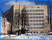 ></p><p class=c_tn></p><p class=c_tn>Министр здравоохранения России Михаил Зурабов прибыл в Иваново, чтобы лично проинспектировать аптеки и принять участие в открытии нового медицинского центра. В ивановском НИИ материнства и детства открылась клиника  восстановительного лечения детей  с перинатальной патологией. </p><p class=c_tn>Новое здание числилось долгостроем и могло вообще не открыться. Пять лет назад в Иваново приехал  тогда еще и.о. Президента Владимир Путин. Он  выделил на строительство 89 миллионов. Только благодаря этим средствам состоялось открытие одного из лучших объектов здравоохранения в России. На церемонию  приехал министр Зурабов. По его словам, клиника  - знак для женщин, что в России, наконец, заинтересованы в будущих детях и намерены обеспечить условия для них.  </p><p class=c_tn> «Поэтому я абсолютно уверен, что с рождаемостью дело наладится. А если наладится - мы, конечно, тоже будем по мере сил участвовать в этом процессе», - заявил министр. </p><p class=c_tn>Такой клиники не было не только в Иванове, но во всем Центральном округе. Впервые открылось отделение восстановительного лечения детей с перинатальным поражением центральной нервной системы. Даже в Москве для таких больных функционирует порядка тридцати коек. Здесь - пятьдесят пять. Появилось принципиально новое оборудование, в том числе ультразвуковой сканер. Он создает трехмерное изображение органа в реальном времени. Заменена старая техника, которая, подчас, служила больше двадцати лет. А федеральный бюджет выделит еще 7 миллионов на дооснащение. Отделение выхаживания недоношенных детей тоже переезжает в новый корпус. В старом было только три палаты совместного пребывания, а здесь они составляют большую часть. </p><p class=c_tn>Заведующая отделением НИИ материнства и детства Татьяна Чаша отметила, что наличие таких палат благотворно сказывается на развитии ребенка, а матери обучаются уходу за детьми.  </p><p class=c_tn>Новорожденные дети, поступившие из реанимационного отделения,  вначале попадают в «инкубатор» - прибор новый, но уже «обкатанный» Проблем с обучением персонала нет. Молодые врачи, которые учатся в ординатуре медакадемии, проходят стажировку в этом НИИ. Защитив диссертации, они  часто остаются здесь работать. Штат расширен и за счет привлечения врачей из других больниц. Новая клиника рассчитана на диагностику и лечение детей всего Центрального округа.</p><p class=c_tn></p><p class=c_av>Василий Когаловский</p>
	
		<div class=