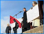 ></p><p class=c_tn>Рекорд на самый скоротечный митинг поставили в четверг комсомольцы КПРФ. Акцию в защиту студентов они провели за пятнадцать минут. Правда, сами студенты интереса к митингу так и не проявили, несмотря на усилия молодых коммунистов. На митинг пришли постоянные их участники - пенсионеры, но и тех набралось меньше четырех десятков.</p><p class=c_tn>Начало митинга затягивается. Комсомольцы ждут тех, в чью защиту  устроена акция. Из динамиков призывно звучат комсомольские хиты вперемешку с современными драйвовыми мелодиями. Но эффекта маловато. Среди публики завсегдатаи митингов - пенсионеры. Для некоторых это возможность в перерывах между зазывными песнями проявить свои вокальные данные. Наконец, решение начать митинг принято. Комсомольцы выступают, среди прочего, за увеличение детских пособий и повышение стипендий. Студенты, которые в малом составе все же подошли, с требованиями согласны. Низкие стипендии при значительных затратах учащуюся молодежь, их же словами, «бесит». А вот митинг, считают они, надо было проводить под флагом какого-нибудь студенческого движения, а не КПРФ. </p><p class=c_tn>То, что митинг студентов не привлек, комсомольцы объясняют и своей недоработкой, и политической незрелостью молодежи. Не помогли  три тысячи листовок, распространенных по ВУЗам. А тех, кто пришел, окончательно сбили с толку лозунги пенсионеров. </p><p class=c_tn>Низкая явка студентов молодых коммунистов не расстроила. Первый блин всегда комом, говорили они. И через пятнадцать минут выступлений митинг свернули. Место протестующих на возвышении занял человек в форме офицера советской армии. Он выступил за возрождение монархии. Заядлые митингующие эти идеи, не задумываясь, поддержали.</p><p class=c_tn>Человек в форме обещал договориться с Путиным и предложил  свою кандидатуру в «справедливые цари». Народ дружно обещал проголосовать, и лишь после поинтересовался личностью агитатора: «А кто Вы такой? Погоны черные…», - звучало в толпе. </p><p class=c_tn>От промонархической пропаганды пенсионеры-активисты быстро переключились на дела финансовые. Стали собирать, кто сколько сможет, на письмо федеральным чиновникам. Правда, кому и о чем писать - так и не определились. </p><p class=c_av>Олеся Чирко</p>
	
		<div class=