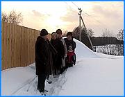 ></p><p class=c_tn></p><p class=c_tn>Ни одна пожарная машина не сможет добраться до улицы Алалыкина в Кохме в случае пожара. Улица недоступна для «скорой помощи» и других экстренных служб. Проезд по ней перекрыт строителями частного особняка. В результате,  жители вынуждены идти в обход, и дорога к центральной магистрали Кохмы отнимает у них втрое больше времени, чем раньше. </p><p class=c_tn>Улица на берегу Запрудки оказалась отрезанной от центра. Семьдесят метров узкая тропка ведет по кручам вдоль траншеи и упирается в особняк. Дальше хода нет - чугунный забор. Готово  еще несколько звеньев. Траншея для водопроводных труб была вырыта в декабре и брошена. Хотя официальное разрешение на работы выдано только на пять дней.  Хозяева особняка перекрыли улицу в октябре, не уведомив жителей. Они заявляют, что огородили стройплощадку. Трехмесячный срок разрешения на это истек. Застройщики говорят, что он продлен еще на четыре месяца, но городской архитектор об этом ничего не знает. А кохомский мэр улицу перекрывать запретил вообще. Но мэр  хозяину особняка - не указ. </p><p class=c_tn>Жителям приходится делать большой крюк. Более того, их лишили доступа к водоему, где, за отсутствием иных удобств, они полоскают белье и моются в теплое время года. </p><p class=c_tn>Проход к берегу перекрыт траншеей, пройти теперь нельзя. За упомянутым особняком находятся другие. Канализации нет ни в одном. Куда текут стоки: в выгребные ямы или в Запрудку - неизвестно. Пейзаж испорчен. Строители спилили на берегу два десятка деревьев. </p><p class=c_tn>Проехать к перегороженной улице по переулку нельзя. Он узок, повернуть негде - машина зацепит водопроводный колодец, угол ветхого дома - и скатится в овраг.  </p><p class=c_tn>Хозяева особняка утверждают, что на его месте находилась свалка. Мусор из поселка Пешково, и правда, не вывозится, хотя жители намерены договориться с коммунальщиками. Но свалка не там. На месте новостройки  окрестные жители сажали картошку. Они арендовали землю у мэрии и платили за нее. Землю с посадками у пешковцев отобрали в одночасье. Сделали улицу тупиковой. Жители жаловались всюду.  Но у застройщика, - говорят они, - большие связи. </p><p class=c_tn>«Я слышала, что это бывший милиционер. А ныне, вместе с женой, владелец бензоколонок. То есть, у него возможности огромные. Но это не дает ему права лишать нас нашего права - жить и ходить по нашей улице», - говорит местная жительница. </p><p class=c_tn>Но у хозяйки особняка ответ и на это готов. </p><p class=c_tn> «Ну, ничего. Люди некоторые ходят и подальше. Есть населенные пункты и места на территории нашего поселка более отдаленные от дороги»,  - «успокаивает» застройщица Ольга Дмитриева. </p><p class=c_tn>Прокуратура предложила кохомским властям привлечь застройщиков  к административной ответственности. Но улица Алалыкина по-прежнему перекрыта.</p><p class=c_tn></p><p class=c_av>Василий Когаловский</p>
	
		<div class=