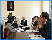></p><p class=c_tn>Соблюдение профессиональной этики журналистами и возможность обращения населения за консультациями по вопросам употребления норм русской речи. Эти и  другие темы обсуждали в пятницу на Совете по русскому языку при губернаторе области. Кроме того, Владимир Тихонов поздравил женщин с наступающим праздником и сделал это, как всегда, оригинально.</p><p class=c_tn>В повестке заседания Совета по русскому языку всего несколько вопросов и не больше часа на их обсуждение. Время ограничено, в том числе и из-за плотного графика губернатора. Вопрос к докладчику появляется лишь однажды - во время обсуждения программы языковой подготовки студентов журфака. Это даже, скорее, реплика - реакция на проблему соблюдения молодыми журналистами профессиональной этики. Губернатор понимает, что, закончив ВУЗ и оказавшись в реальной редакции того или иного СМИ, для новоиспеченных репортеров начинается иная жизнь и другая школа. Нормы этики сталкиваются с жизненными реалиями. «Сегодня в журналистской среде ни о каком кодексе журчести, я пока вижу, речи не идет», - констатирует глава области. </p><p class=c_tn>Кроме этого, на заседании говорили о подготовке к семинару по вопросам русского языка. В почетные председатели приглашен полпред Президента Георгий Полтавченко. Обсудили конкурс на лучший материал о «великом и могучем». Поговорили о справочной службе, куда сможет обратиться любой житель области и получить ответ на вопрос о родной речи. Предположительно, служба начнет работу уже на следующей неделе. Губернатор итогами Совета доволен  - это видно и потому, как он часто улыбается, и шутит накануне неумолимо надвигающегося Женского дня.</p><p class=c_tn>«Я, наоборот, всегда говорю, что женщина ехидно относится к мужчине, - говорит Владимир Тихонов. - Вот я всегда вспоминаю один эпизод. Женщина одна говорит: «все мужчины донжуаны». У нее спрашивают: «Все?!» «Да, иначе какие они мужчины?!»  </p><p class=c_tn>- Женская логика, - откликнулся кто-то из зала. </p><p class=c_tn> - Вот, вот, -  уже задумчиво резюмировал Тихонов.</p><p class=c_tn>Заседание завершается. Губернатора ждут этажом ниже  - он должен поздравить не меньше пятнадцати женщин-руководителей. Но это мероприятие для прессы закрыто. </p><p class=c_av>Андрей Кузьмичев</p>
	
		<div class=