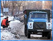 ></p><p class=c_tn>И снова на традиционную тему благоустройства. Зима для ивановских коммунальных служб  уже не испытание на прочность, а состояние перманентного бедствия. Это показывает и ситуация с вывозом снега с городских улиц. Здесь метод коммунальщиков известен: кое-как справившись с расчисткой магистралей, снег оставляют на обочинах вплоть до весенних оттепелей. Во что это выливается и еще выльется ивановцам – в комментарии программы «Губерния».  </p><p class=c_tn>Зимой Иваново превращается в одну большую снежную свалку. Сугробы высотой с человеческий рост на обочинах ивановских дорог значительно затрудняют движение транспорта. Возникают пробки, увеличивается количество ДТП. На вывоз снега у местных властей денег нет. Как нет достаточного количества уборочной техники. За ночь муниципальное предприятие по уборке города отвозит на единственную оставшуюся в Иванове свалку только пять-шесть самосвалов снега. Чиновники говорят: днем с проезжих магистралей убрать сугробы нет возможности. Правда, их можно разгрести там, где нет оживленного движения. Этим занимается МУП «Зеленстрой». Хотя даже совместная работа этих двух предприятий видимых изменений не приносит. Кроме того, масса проблем может возникнуть при чрезвычайных ситуациях. Сотрудники областного управления МЧС обратились к жителям и руководителям различных предприятий губернии с просьбой очистить подъездные пути к зданиям и пожарным гидрантам. 3 марта в огне погибли два человека - только из-за того, что заваленная снегом улица помешала пожарным оперативно начать тушение. </p><p class=c_tn>По словам чиновников, если в ближайшее время будет хотя бы несколько солнечных дней, весь оставшийся в городе снег устроит еще более веселую жизнь. В ожидании нового потопа власти понимают, что репутация коммунальщиков неизбежно будет подмочена, а восстановить ее помогут только финансовые вливания, о которых пока приходится мечтать. </p><p class=c_tn></p><p class=c_av>Марина Четверткова</p>
	
		<div class=