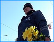 ></p><p class=c_tn>Женский день в ОЗС</p><p class=c_tn>Главная предпраздничная встреча женщин и власти региона прошла 5 марта в Законодательном Собрании области. Причем женщины также представляли органы власти - городские и районные советы депутатов, Законодательное Собрание и областную администрацию. </p><p class=c_tn>Если судить по Законодательному Собранию, то Международный женский день - главный праздник области. Десять отличий от буднего дня найти было очень просто. Только накануне этой даты сюда допускают торговлю. Женщинам и депутатам предлагают развивающие игрушки, чудодейственные продукты пчеловодства и парадно-выходную одежду. В коридорах власти весело толкутся дети, а в зале заседаний на депутатских столах стоят электрочайники, собранные по окрестным кабинетам. Мужчины, облеченные весомыми административными функциями, даже в Женский день разговаривает о своем, мужском. А вот во время самой торжественной части исполнительная и законодательная ветвь власти разошлись во взглядах на собственную работу. Спикер областного парламента Владимир Гришин поделился с женщинами своей головной болью, навеянной реалиями монетизации.   </p><p class=c_tn>А вот руководитель исполнительной власти – губернатор - преисполнен праздничного оптимизма и делится с виновницами торжества успехами региона. Вспоминает, как во время приезда министра Зурабова, ивановцы от всей души благодарили федерального чиновника за монетизацию. Кстати, сам Владимир Ильич в канун праздника, говоря о достижениях, отступил от традиции и ссылался не только на статистику, но и на зримые показатели: </p><p class=c_tn>«Те пробки, которые сегодня не позволяют нормально проехать по Иванову, даже по Кинешме и Шуе, говорят о том, что благосостояние людей действительно растет», - делает заключение Глава области. </p><p class=c_tn>Женщинам пришлось самостоятельно определять, чего же в области больше - достижений или проблем. Им сделать это просто, потому что они сами имеют к жизни региона непосредственное отношение и влияют на нее. Как сказали сегодня мужчины, влияют по-женски мудро.  </p><p class=c_tn></p><p class=c_tn>Сергей Хохлов, Леонид Мосеев, телекомпания Барс.</p><p class=c_tn></p><p class=c_tn></p><p class=c_tn></p><p class=c_tn></p><p class=c_tn></p><p class=c_tn></p><p class=c_tn></p><p class=c_tn></p><p class=c_tn></p><p class=c_tn></p><p class=c_tn></p><p class=c_tn></p><p class=c_tn></p><p class=c_tn></p><p class=c_tn>Букет для автолюбительницы</p><p class=c_tn>Желтые цветы - знак разлуки - вручали в субботу сотрудники ГИБДД женщинам-автолюбительницам. Так они  выразили надежду на то, что милиции придется как можно реже останавливать машины, за рулем которых сидят дамы. Совместную акцию организовали областное управление  инспекции по безопасности дорожного движения и ивановская редакция «Авторадио». </p><p class=c_tn>Сотрудники ГАИ выходят из своего управления с букетами в руках. Экипаж  выруливает на трассу. Все для женщин - цветы, календари и шоколадки с эмблемами организаторов. Их вручали в четырех точках города. Такая акция проходит в Иванове впервые. </p><p class=c_tn>Изумленные женщины не верят своим глазам:</p><p class=c_tn><i>-ГИБДД совместно с «Авторадио» поздравляют Вас с праздничком - вот вам скромный подарочек - и желают удачи на дорогах.</p><p class=c_tn>-Я даже не верю, что такое может быть! Спасибо!</i></p><p class=c_tn>Цветы дожидаются новой автолюбительницы. Но вместо нее останавливают  женщину-профессионала, которая каждый день возит по городу сотни людей. Кажется, для нее это была настоящая неожиданность. Елена водит машину два года. Правил старается не нарушать,  ездит аккуратно. Другие женщины,  ее знакомые - тоже. </p><p class=c_tn>Но строгие инспекторы все равно уверены, что женщины за рулем недостаточно  внимательны, а на все предупреждения отвечают одно: «Извините, я больше так не буду!»</p><p class=c_tn>В это время рядом происходит столкновение. Оба водителя - мужчины. Ими займется другой экипаж. А пока поздравления принимает водитель Жанна. Она водит машину  десять лет. Когда-то, по неопытности, и у нее были небольшие происшествия. Теперь - дело другое. </p><p class=c_tn>«Я придерживаюсь того мнения, что женщины водят аккуратнее, чем мужчины. Хотя, может быть, дольше стоят на светофоре, но на то они и женщины. Мне кажется, что аккуратнее», - говорит Жанна. </p><p class=c_tn>Впрочем, в канун 8-го марта эти споры вряд ли уместны. И акция - не назидательно-воспитательная, а праздничная.</p><p class=c_tn><i>-Поздравляете? С праздником?</p><p class=c_tn>-Вот вам подарочек.</p><p class=c_tn>-Ой, класс какой! Спасибо большое!</p><p class=c_tn>-Удачи на дорогах! До свидания! Всего хорошего! Счастья!</i></p><p class=c_tn>Цветы и сувениры получили сегодня десятки женщин-водителей. </p><p class=c_tn></p><p class=c_tn><b>Василий Когаловский</b></p>
	
		<div class=