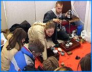 ></p><p class=c_tn>Увлеченные люди области в минувшие выходные отмечали свой праздник. В Иванове прошел седьмой фестиваль Увлечения. Причем из регионального он начинает превращаться в межобластной. Впервые рассказать о своих интересах приехали гости из Москвы и Ярославля. </p><p class=c_tn>В свое время Фестиваль Увлечения был первым подобным мероприятием в стране. Теперь аналоги есть и в других городах. На торжественной презентации студенческая молодежь нашей области рассказала более чем о двух десятках своих увлечений. От экстремальных альпинизма и путешествий автостопом, до вполне традиционных художественных промыслов. Нынешний фестиваль отличается от предыдущих. Во-первых, появились новые увлечения, во-вторых, приехали новые люди - гости из Москвы и Ярославля. О каждом из увлечений желающие могли узнать подробнее на мастер-классах. </p><p class=c_tn>Очень многих заинтересовало хобби московских гостей. Ивановцев знакомили с китайской чайной церемонией. По словам увлеченного чаеведа Владимира, этот напиток не терпит суеты. Поэтому, по китайской традиции, все начинается со знакомства с чаем, то есть с выяснения запаха чайных листьев. Потом - церемония заваривания. Она была сокращена, так как желающих попробовать чай, привезенный с Китайских плантаций, было много. Зеленый чай Тикуанинь - самый древний из тех, что выращивают китайцы. Он считается самым полезным. Есть еще несколько видов этого напитка: желтый, белый, красный, который в России привыкли называть черным, и собственно черный. Этот вид чая выдерживается временем, как коньяк или вино. Чем старше сухие листья, тем благороднее и вкуснее получается напиток. Среди последователей настоящей китайской чайной церемонии бытует мнение, что это настоящая философия. И времени, чтобы обзавестись учениками, требуется очень много.  </p><p class=c_tn>Второй день фестиваля был посвящен экспресс-конкурсу Увлечения со всего света. Здесь, по замыслу организаторов, все участники должны были познакомиться поближе, обзавестись новыми друзьями и интересами. </p><p class=c_tn></p><p class=c_tn><b>Марина Четверткова</b></p>
	
		<div class=