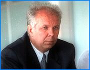 ></p><p class=c_tn>В редакции региональных СМИ, в том числе и нашей программы, поступило анонимное сообщение. В нем говорится, что 14 марта в области должен начаться сбор подписей против Владимира Тихонова. </p><p class=c_tn>В распоряжении нашей редакции оказался экземпляр подписного листа. В нем от имени неназванных «крупнейших политических партий и общественных организаций» жителей области призывают подписать обращение к депутатам Законодательного Собрания. В самом обращении анонимные авторы называют Тихонова лже-губернатором и просят депутатов голосовать за любого кандидата на пост главы области, кроме Владимира Тихонова.</p><p class=c_tn>Как выяснила наша редакция, инициатор этой акции – депутат Законодательного Собрания Валерий Максимовский. Собрание инициативной группы состоялось в минувшую пятницу в офисе этого предпринимателя. В анонимном сообщении сказано, что акцию поддержали региональные отделения «Единой России», Партии Жизни, Народной партии, движения «Молодежное Единство» и «Спортивная Россия», РОСТО (бывший ДОСААФ) и другие организации.</p><p class=c_tn>Впрочем, в руководстве некоторых названных партий нам подтвердили только факт участия в собрании. Будут ли они собирать подписи против Тихонова, эти партии пока не решили. Какой-либо достоверной информацией о том, что сбор подписей 14 марта действительно проходил где-либо, наша редакция не располагает.</p><p class=c_tn>Политическая кампания против ивановского губернатора началась практически сразу после встречи Владимира Тихонова с владельцами текстильных предприятий, которые оказались крупнейшими должниками в областной бюджет. Судя по всему, настоящая задача организаторов нынешней антитихоновской акции - избавиться от давления областной власти и прокурорских проверок, заручившись при этом поддержкой единороссов. </p><p class=c_tn>Только фабрики, хозяев которых собрал на прошлой неделе губернатор, не отдали  бюджету 1 миллиард 750 миллионов, а общий долг текстильщиков в бюджет и пенсионный фонд превысил 2 миллиарда рублей. В результате промышленники оставили своих рабочих без пенсий. «Платите!» – потребовал от промышленников губернатор. </p><p class=c_tn>Среди неплательщиков – АО «Родники-Текстиль». Его исполнительный директор Евгений Нестеров стал заместителем председателя в Законодательном собрании. Между тем, в областном парламенте интересы текстильных предпринимателей представляет целая группа депутатов. Возвращение одного из них, Валерия Максимовского, к работе в областном парламенте, совпало с возвращением на пост председателя ЗС единоросса Владимира Гришина. Фирма Валерия Максимовского связана со многими текстильными предприятиями губернии, а сам депутат – с их руководителями и владельцами. В последнее время он уже выступал с резкими заявлениями против нынешнего губернатора. Валерий Максимовский в качестве лидера нынешней кампании может показаться более выигрышной фигурой, нежели Евгений Нестеров. Ведь руководимое Нестеровым предприятие, по данным областной администрации, не уплатило в бюджеты всех уровней 291 миллион рублей. В том числе 140 миллионов – долг по единому социальному налогу. Не намного больше стоил новый офисно-складской комплекс холдинга «Яковлевский», недавно построенный в Подмосковье. Напомним, что АО «Родники-Текстиль» входит в этот холдинг.</p><p class=c_tn>Угроза реальных неприятностей для текстильных магнатов оказалась столь сильной, что, похоже, те сочли лучшим решением проблемы отставку губернатора Тихонова. В надежде полюбовно договориться с его сменщиком.</p><p class=c_tn></p><p class=c_tn><b>Сергей Хохлов, Василий Когаловский</b></p>
	
		<div class=