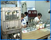 ></p><p class=c_tn>С этого года предприятие Шуйская водка перешло на более качественное сырье. По решению руководства предприятия, теперь в производстве фирменной продукции шуян используется исключительно сырье костромского спиртзавода. По мнению экспертов, это серьезно улучшило характеристики алкогольной продукции. </p><p class=c_tn>Месяц назад служба качества Шуйской водки завершила очередной аудит ряда поставщиков спирта. В ходе проводимого мониторинга ведущих спиртзаводов учитывались не только сырьевые, но и технологические параметры выпускаемой продукции. По его результатам руководством предприятия было принято решение о переходе на новое сырье. Для улучшения качества водок и настоек с этого года в производстве фирменной продукции теперь используется спирт экстра и люкс акционерного общества Костромаспиртпром. Отметим, что ранее на Шуйскую водку поставлялось сырье с объединения Пензаспиртпром. Свое решение руководство «Шуйской водки» объясняет технологическим преимуществом костромского спиртзавода. К тому же, со сменой собственника в июле прошлого года, производственные мощности Костромаспитртпрома были значительно модернизированы. Теперь там применяется новая технология - низкотемпературная разварка зерна. В отличие от традиционных способов, в продукте сохраняются полезные биологические вещества. И что главное, новая технология позволяет получить спирт с улучшенными вкусовыми характеристиками. Достоинства новых технологий подтвердила и дегустационная комиссия акционерного общества Шуйская водка, заседание которой прошло две недели назад. Специалисты отметили заметный рост качества продукции, выпущенной на костромском спирте. Дегустация подтвердила, что водки, выпущенные на костромском сырье, имеют более мягкий вкус и приятный аромат, чем на пензенском. </p><p class=c_tn></p><p class=c_tn></p><p class=c_tn><b>Владимир Еремин</b></p>
	
		<div class=