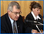 ></p><p class=c_tn>Сегодня комитет по экономике Законодательного собрания рассматривал просьбу губернатора пересмотреть решение областного парламента о работе экономического блока в администрации. Напомним, в свое время парламент признал деятельность исполнительной власти в этой сфере неудовлетворительной. </p><p class=c_tn>Два месяца назад Законодательное собрание области приняло постановление, в котором сочло неудовлетворительной работу экономического сектора областной администрации. Но губернатор не согласился с документом и просил законодателей пересмотреть его, а некоторые пункты отменить  вовсе. Один из них - о признании неудовлетворительной работы вице-губернатора, другой - с предложением снять с должности председателя региональной энергетической комиссии Дмитриева. Но депутаты уверены, что руководителя РЭК, который за отвечает за разорительные энерготарифы, надо сместить. </p><p class=c_tn>Часть депутатов прямо связывает энергетические дела с проблемами в текстиле и сельском хозяйстве. </p><p class=c_tn>Тут же вновь была названа  фамилия неугодного части депутатов вице-губернатора Юрия Токаева. Некоторые законодатели встали на его защиту. Они заявили, что при Токаеве, по крайней мере, фабрики больше не закрываются и положение стабильнее. Члены единороссовской фракции парировали - у администрации нет реальных рычагов воздействия на экономику. А потому вице-губернатор к промышленному росту отношения не имеет. Да и областной парламент, с его нынешним единороссовским руководством, тоже. «Так можно сказать, что и ЗС приложило руку к закрытию текстиля. Ну, наверное, так. Все приложили. Вы думаете, постановление, которое мы приняли, хоть как-то сработало? Нет, фикция! Мы приняли постановление, надули щеки, сказали: Мы помогаем текстилю. И что? Ну, сколько врать-то можно?» - вопрошал депутат Евгений Нестеров.</p><p class=c_tn>Попутно оказалось, что авторы постановления, с которым теперь спорит губернатор, не разделили энергетику и промышленность, а свалили все в общую кучу, так что даже председатель Законодательного собрания теперь от этой бумаги будто бы открещивается, и говорит, что писал не он. Собравшиеся решили вынести претензии губернатора на пленарное заседание. Потому что для парламентского большинства единороссов и их попутчиков борьба за кадры - это борьба за власть в области. </p><p class=c_tn></p><p class=c_tn><b>Василий Когаловский</b></p>
	
		<div class=