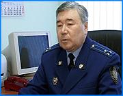 ></p><p class=c_tn>Приостановить строительство завода Эггер в Шуе и признать незаконным постановление шуйского мэра, который фактически разрешил строительство, требует межрайонная природоохранная прокуратура. Она обратилась с исками в областной арбитражный и шуйский районный суды. Однако ответчики на судебные заседания не являются. Вчера по этой причине сорвано очередное заседание. Тем временем подготовка к пуску завода продолжается. </p><p class=c_tn>Еще осенью межрайонный природоохранный прокурор потребовал признать незаконным постановление главы Шуи Александра Маслова, которое касалось завода фирмы Эггер древпродукт. «В августе 2004 года глава города Шуи незаконно разрешил данной фирме строительство нулевого цикла. Глава города превысил свои полномочия. Разрешить строительство он мог только при наличии государственной экологической экспертизы по утвержденному проекту. Этого не было», - сообщил ивановский межрайонный природоохранный прокурор Валерий Крачнаков.</p><p class=c_tn>Только в декабре Эггер отправил материалы на федеральную экспертизу в Москву. А Валерий Крачнаков обратился в арбитражный суд с требованием приостановить строительные работы. Но дело не рассмотрено - ответчик не явился. Другой иск подан в суд шуйский - о признании постановления мэра Шуи незаконным. В феврале-марте слушание дела срывалось трижды из-за неявки представителя Эггера, адвоката австрийского посольства. У него не было визы и регистрации в Москве - выехать из посольства он не мог. Между тем, подготовка к пуску продолжается, в конце марта на заводе намерены запустить прессы. Валерий Крачнаков отметил: «Строительство ведется. Подтверждением тому можно привести несчастный случай, который произошел с одним из строителей 18 февраля. Тяжелый несчастный случай. Сейчас инспекция по труду расследует его. Вероятно, материалы будут переданы в шуйскую городскую прокуратуру для решения вопроса о возбуждении уголовного дела». По предварительной информации, немецкая работница не справилась с управлением вагонеткой и наехала на российского строителя. О травме стало известно, лишь когда виновница происшествия покинула Россию. Но всего за неделю до ЧП комиссия при шуйской мэрии посетила завод и составила бумагу о том, что факт строительства завода не установлен. Возглавляла комиссию Наталья Корягина, - дочь губернатора и зам.главы Шуи. Однако областное управление Ростехнадзора потребовало приостановить работы. Оно установило - на заводе идет реконструкция производственного комплекса, там уже устанавливают оборудование. «Я сейчас жду, когда любой суд - или арбитражный суд, или районный,- рассмотрит мои исковые требования, которые я считаю законными. Направлены они в интересах жителей г. Шуи и всей Ивановской области, которые дышат этими фенолами и формальдегидами, поскольку фирма «Эггер» не доказала, что их производство безопасно», - сказал Валерий Крачнаков.</p><p class=c_tn>Даже если федеральная экспертиза даст строительству добро, решение шуйского мэра останется незаконным. Если же проект отвергнут, Эггеру придется свернуть все работы. </p><p class=c_tn></p><p class=c_tn><b>Василий Когаловский</b></p>
	
		<div class=