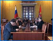 ></p><p class=c_tn></p><p class=c_tn>Скандальная акция по сбору подписей против Тихонова становится проверкой на прочность для многих руководящих лиц. 18 марта в областной администрации  прошло совещание с главами городов и районов. И хотя большая часть встречи прошла за закрытыми дверями, предмет разговора ни для кого не был секретом - губернское руководство намерено выяснить, чью сторону в нынешней ситуации заняли или займут районные начальники. </p><p class=c_tn>Самого Тихонова нет, он - в Заволжске. Встречу ведет Николай Зимин.  В зале Грошев и Сысуева - против них тоже в свое время собирали подписи, так что ситуацию, в которую попал губернатор, они испытали на себе. Но Зимин решает зайти издалека и обсудить грядущие выборы в муниципальных образованиях. Через десять минут появляются мэр Кинешмы Назаров и глава Гаврилово-Посадского района Астафьев. Фигуры, как известно, оппозиционные губернатору. Астафьев - член «Единой России», Назаров руководит региональным отделением этой партии. Похоже, их здесь не ждали. Еще несколько минут уходит на обмен мнениями по чисто хозяйственным вопросам, после чего прессу просят покинуть зал. Остальная часть совещания проходит за закрытыми дверями. И весьма бурно - судя по обрывкам разговора, которые долетают до журналистов. До начала встречи в кулуарах говорили о том, что областные власти заготовили проект обращения или резолюции в поддержку Тихонова, который главам предложат подписать. Но карты Зимину, похоже, спутали то ли появление Назарова с Астафьевым,  то ли слишком эмоциональные высказывания приглашенных. Наконец, совещание окончено - главы выходят из зала. Почти все они выражают сожаление по поводу того, что журналистов удалили. И вот первые комментарии. </p><p class=c_tn><b><i>Мэр г. Родники Сергей Жубаркин: </i></b></p><p class=c_tn>- Главам администраций было предложено высказать свое мнение по поводу работы действующего губернатора и дать оценку проводимой против него акции. </p><p class=c_tn>Корр.: - Оценки сильно разошлись?</p><p class=c_tn>- Ну, я бы сказал, что да. Оценки разошлись, прежде всего, по политическому признаку.</p><p class=c_tn>Корр.: - Ваша оценка?</p><p class=c_tn>- Я поддерживаю действующего губернатора.</p><p class=c_tn><b><i>Мэр г. Кинешма Андрей Назаров:</i></b></p><p class=c_tn>Общее мнение: нежелание участвовать и втягиваться, на наш взгляд, еще раз повторяю, в нормальное гражданское волеизлияние, ни к чему не обязывающее ни губернатора, ни областную власть. Так возбуждаться по поводу абсолютно демократической процедуры: хочу - пишу, хочу - не пишу, причем с адресом и т.д., не несущее каких-то серьезных проблем для действующей власти, для прохождения Владимиром Ильичом своей выборной работы до декабря, даже несколько удивительно.</p><p class=c_tn><b><i>Мэр г. Тейково Александр Гончаров:</i></b></p><p class=c_tn>Сегодня разумное самое решение - добиваться стабильности в рамках Ивановской области, а если мы будем вовлекать население в политические игры в ущерб нашей хозяйственной экономической работе - это совершенно неправильно.</p><p class=c_tn><b><i> Глава Гаврилово-Посадского района Евгений Астафьев:</i></b></p><p class=c_tn>Хотя мы, главы, прежде всего, должны заниматься своей хозяйственной работой, практической работой, мы - живые люди, у нас есть свои политические взгляды и убеждения. Они разные, и сколько бы мы не дискутировали, вряд ли мы убедим друг друга в чем-либо. Каждый как пришел со своим мнением, так же с ним и ушел.</p><p class=c_tn>Любопытен финал встречи, который не ускользнул от чутких ушей журналистов, выставленных за дверь. Закрыв тему о скандальной акции, Зимин поинтересовался: нет ли у приглашенных срочных обращений и вопросов к губернским властям по части решения хозяйственных проблем. Неизвестно, следует ли это толковать как запоздавший аванс главам в обмен на поддержку действующего губернатора. </p><p class=c_av>Дмитрий Попов</p>
	
		<div class=