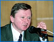 ></p><p class=c_tn>Обращение, призывающее не включать Владимира Тихонова в список кандидатов на губернаторское место и подписанное 20 депутатами областного парламента, направлено в администрацию Президента Путина. Сегодня об этом заявил на пресс-конференции председатель Законодательного Собрания Владимир Гришин. </p><p class=c_tn>Есть такой хитрый прием, распространенный среди младших воспитанников детского сада: исподтишка ущипнуть большого мальчика из старшей группы и затем бежать жаловаться воспитательнице. Именно так воспринимаются, на первый взгляд, политические конфликты последних дней. Первым шагом стала встреча губернатора с хозяевами ивановского текстиля, где он требует вернуть 2 миллиарда налоговых недоимок. Ответный шаг со стороны оппонентов губернатора - громкая акция Ивановская область - без Тихонова. Акция полуанонимная, в ходе которой подписанты то и дело отзывают свои автографы. Владимир Тихонов снимает покров анонимности и заявляет, что сбор подписей организован текстильными олигархами и Единой Россией. Как минимум дважды Тихонов делает громкое заявление: по сути недополученные областью налоги идут на финансирование регионального отделения правящей партии. «Именно текстильные олигархи в основном финансировали деятельность Единой России на территории Ивановской области, обеспечивая ей возможность доходов от миллиона до полутора миллионов на деятельность Единой России за счет текстильных олигархов в месяц. Сегодня, так, ребром поставив вопрос, мы по существу начинаем перекрывать каналы получения Единой Россией этих денег», - сообщил губернатор 17 марта на встрече с общественными помощниками.</p><p class=c_tn>И вот последний по времени ход, сделанный антитихоновской коалицией - на этот раз в лице депутатов Законодательного собрания. Та самая жалоба воспитательнице. «На прошлой неделе ко мне обратилась группа депутатов, в количестве 19 человек с просьбой направлять письмо в адрес Президента РФ по поводу недопущения кандидатуры Тихонова Владимира Ильича на внесение его как кандидата на пост губернатора Ивановской области», - объявил председатель Законодательного Собрания области Владимир Гришин.</p><p class=c_tn>Депутатов поддержали коллеги из ивановской Городской думы и ряд муниципальных глав. Аргументы у них примерно те же, что и у инициаторов акции Ивановская область - без Тихонова. Низкая зарплата, подрыв работы текстильной промышленности, развал села - все это, по мнению депутатов, Владимиру Ильичу удалось всего за 4 года. И совсем свежая обида - прекращение законотворческой деятельности со стороны областной администрации. Показать копию обращения Владимир Сергеевич не смог, так как, по его словам, этой копии просто нет. Озвучивать фамилии, стоящие под документом, он также не стал. Гришин заявил, что губернатор оказывает на депутатов давление, и в их адрес раздаются угрозы. Спикер сделал на пресс-конференции серьезный и очень вероятный прогноз. Следующим ходом в борьбе за губернаторское кресло станет попытка Тихонова выразить недоверие Гришину как спикеру. Если же этот ход не удастся, 11 депутатов, стоящих в оппозиции к «Единой России», заявят о прекращении своих полномочий. И тогда законодательная власть в регионе временно прекратит свое существование. </p><p class=c_tn></p><p class=c_tn><b>Сергей Хохлов</b></p>
	
		<div class=