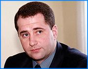 ></p><p class=c_tn>Депутат Госдумы Михаил Бабич впервые признал вероятность своего продвижения на губернаторский пост. Он назвал это принципиальной позицией и адекватными мерами против представления кандидатуры нынешнего главы областной администрации Владимира Тихонова. Свою позицию он изложил в интервью, которое, на условиях рекламы, опубликовала газета Рабочий край.</p><p class=c_tn>Смене власти в области посвящено интервью депутата-единоросса. Михаил Бабич поддерживает недавние перемены в руководстве Законодательным собранием, а на депутатов, которые не встали на сторону единороссов, навешивает ярлык «группы политических наперсточников». Бабич уже готовится к новым выборам в областной парламент и не скрывает этого. Он также настаивает на том, что Владимир Тихонов не должен остаться губернатором на второй срок, и обрушивается на вице-губернатора Юрия Токаева – из опасения, что тот выдвинет некую собственную кандидатуру на губернаторский пост. Однако, нынешнее наступление Бабича по всему фронту борьбы за власть в сущности рассчитано на одного читателя – самого губернатора. Депутат попытался доказать Владимиру Тихонову, что «Единая Россия» не даст ему ни шансов продлить свои полномочия, ни свободы политического маневра. Михаил Бабич продемонстрировал в этой публикации некоторое искусство драматургии. Он построил интервью так, чтобы противопоставить друг другу всех главных политических игроков в Ивановской области. По Бабичу, одна часть депутатов противостоит другой, все вместе они – администрации, а вице-губернатор якобы воюет с губернатором. Законодатели здесь также противостоят Юрию Токаеву, а вот к Владимиру Тихонову не пойдут неназванные «умные люди». В действительности, по имеющейся у нас информации, губернатор не намерен «сдавать» вице-губернатора Бабичу и его окружению. А приход единороссов к руководству в Законодательном собрании обеспечил принятие десятков законопроектов в час, при минимальном обсуждении их на парламентских комитетах. Нынешние словесные атаки Бабича объясняются просто – «Единая Россия» не смогла осуществить всех своих планов и избавиться от сильной оппозиции в области. Теперь этот провал затушевывается и прикрывается агрессивной риторикой. На этот раз досталось от Бабича и тем ивановским средствам информации, которые дают слово и оппозиции. Независимые СМИ депутат также называет оппозиционными – к ним причислена и телекомпания «Барс». А заканчивается интервью угрозой – «посмотреть», чем закончится борьба с оппозицией. Заметим, что к участию в программе «Актуально» телеканала «Барс» приглашались и Владимир Гришин, и Михаил Бабич. Однако ни тот, ни другой приглашение не приняли, а депутат Бабич даже заявил в телефонном разговоре, что будет добиваться закрытия «Барса», поскольку наш канал – дословно – «покусился на святое». Очевидно, депутат Госдумы имел в виду то, что «Барс» не раз напоминал льготникам, что голосовали за пресловутый 122-й закон депутаты от «Единой России» и лично Бабич Михаил Викторович.</p><p class=c_tn><b>Василий Когаловский</b></p><p class=c_tn></p><p class=c_tn>Агрессивная лексика давно испытанный Бабичем метод. За время своей политической карьеры он неоднократно давал оценку своим оппонентам и их действиям в довольно грубой, а порой и оскорбительной, форме. Правда, как показывает время, оценки и пророчества Бабича часто оставались только риторикой и не более того.</p><p class=c_tn>Михаил Бабич один из немногих политиков, которые филигранно владеют родной речью. Он всегда умел сказать - сочно и точно. Другое дело - лексика этого политика весьма агрессивна и не всегда подтверждается фактами. В ряду заподозренных и оскорбленных - депутат ЗС Андрей Мельников, начальник учреждения по госрегистрации на недвижимое имущество Елена Спановская, заместитель губернатора Николай Зимин, и, конечно, сам глава области. Этот список можно было бы и продолжить - в том числе политиками федерального уровня. К слову, все эти скандальчики оказались дутыми. Настоящий конфуз случился позже. После избрания на должность депутата ГосДумы Михаил Викторович дал пресс-конференцию, на которой было сказано столько, что хватило на несколько полноценных скандалов. Вот сентенция на тему о судьбе интердома. Мол, не важно, что не удалось создать там Суворовское училище. Главная задача выполнена  - имущественный комплекс не отдали в руки сомнительной, по мнению депутата, организации Красный Крест, которая якобы не находила даже возможность прокормить детей. «Но нашла деньги для двух передач Караулова, которые стоят пот 30 тыс.долларов, нашли деньги на для российских и иностранных СМИ, которые стоят не одну тысячу долларов, нашли деньги на привлечение авантюриста Карпова, - великого в прошлом шахматиста», - заявил он в феврале 2004 года.  </p><p class=c_tn>После едва ли не европейского скандала, интердом оставили в покое, а Анатолий Карпов никак не отреагировал на оскорбление. Ведь в его понимании задача тоже выполнена  -  дети остались в своем доме. На той же пресс-конференции досталось от Бабича и журналисту Караулову, который вступился за интердомовцев: «Как можно наказывать животное, которое общеизвестно - сколько стоит его тявканье и сколько стоят любые взаимоотношения с ним, но это себя унижать, чтобы как-то реагировать на него». </p><p class=c_tn>По информации некоторых СМИ эта история закончилась скверно. Бабич будто бы хотел извиниться перед журналистом, но Караулов не захотел встречаться с депутатом. Изучая архивы, таких высказываний Михаила Бабича можно набрать для хорошей научной работы с названием, скажем, Вербальная агрессия, как двигатель политических процессов. И возможный вывод в такой работе - многочисленные скандалы,  инициированные в последнее время местным отделением правящей партии, вызваны ничем иным, как самой обыкновенной паникой. </p><p class=c_tn></p><p class=c_tn><b>Андрей Кузьмичев</b></p>
	
		<div class=