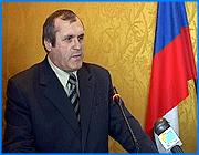 ></p><p class=c_tn>Шуйский район живет хорошо, но может и должен жить еще лучше. Такой вывод сделал в ходе отчета о своей деятельности глава района Анатолий Бахвалов на заседании областной администрации. По итогам выступления губернатор обещал рассмотреть возможность выделения дополнительных средств этому передовому муниципальному образованию. </p><p class=c_tn>Многие районы прошли через отчетное горнило, но Шуйский - едва ли не единственный, кому действительно есть, чем похвастаться. Глава муниципии, Анатолий Бахвалов, воспользовался возможностью и похвастался цифрами. Пусть, как он сам признался, в несколько застойном духе, но с большим душевным подъемом. Бахвалов поведал о росте производительности в рядах крупного рогатого скота: «Они очень отражают всю работу АПК, составляет или составила 4051 кг - 111% рост к прошлому году. А в 3-х хозяйствах превышен 5-титысячный рубеж. Нет времени прокомментировать, что это означает для селян. Это, еще раз говорю, большая работа, связанная не только с поголовьем, с кормами, а в целом со всем комплексом агропромышленным и это действительно успех Шуйского района». </p><p class=c_tn>Несколько неожиданной оказалась реакция слушателей, видимо, непривычных к такому оптимистичному напору. Даже главе области с трудом удавалось сдерживаться от смеха. Но Анатолий Бахвалов показал равное владение всеми сторонами отчетного жанра. Есть в Шуйском районе и некоторые признаки отставания. В результате могут появиться и грустные нотки, особенно на фоне коммунальной дороговизны. «Это такое сложное дело - работать с людьми. Я всю жизнь этой работой занимаюсь... Но какое было собрание... Вплоть до оскорблений, вплоть до обвинений в предательстве. Я не знаю, кого предал... Тем не менее, я, когда вышел, говорю: А как быть, полторы тысячи за 2-хкомнатную квартиру, а у нее 3 тыс. руб. зарплата и 2 800 - пенсия. И вот то, что мы пытаемся порой говорить, что ведь раньше было хуже - не проходит. Должно быть однозначно так, а еще лучше - лучше. Поэтому больше»,- отчитывался Анатолий Бахвалов. </p><p class=c_tn>Анатолий Владимирович закончил выступление благодарностью в адрес главы области, который не забывает Шуйский район. В свою очередь губернатор обещал не забывать и впредь. </p><p class=c_tn></p><p class=c_tn><b>Сергей Хохлов</b></p>
	
		<div class=