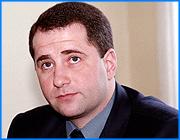 ></p><p class=c_tn>Подвести черту под наболевшими вопросами сегодня решил депутат Государственной Думы по Кинешемскому избирательному округу  Михаил Бабич. Для чего собрал пресс-конференцию и рассказал журналистам о том, как видит Единая Россия события последних недель в регионе. </p><p class=c_tn>Лучезарная улыбка, ответы исключительно информативны. Осведомленность Бабича поразительна. Депутат не так уж часто бывает в области, но готов прокомментировать любую тему и мгновенно дать оценку действиям как своих соратников по Единой России, так и политических оппонентов. А март 2005 стал исключительно богат на действия с обеих сторон. Прежде всего, журналистов интересовала акция Ивановская область - без Тихонова. По словам Бабича, это был процесс свободного волеизъявления народа, а не коллективная надпись на заборе, как некоторые оценивают мероприятие. Тем более, кулаками махать поздно - депутатская жалоба на губернатора уже ушла к Президенту. По мнению Бабича, совершенно очевидно, почему содержание этого документа стало тайной: «Это служебный документ, адресованный всего-навсего одному человеку. Высшему должностному лицу страны. И было бы крайне нелепо, если бы еще не дойдя до своего адресата, письмо получило бы ту или иную огласку». </p><p class=c_tn>А фамилии подписантов под депутатским обращениями стали секретом тоже по вполне весомой причине, причем уголовного характера: в адрес депутатов идут угрозы. </p><p class=c_tn>«У одной уважаемой женщины грозятся отнять квартиру - халупу, которую дали за 40 лет безупречной работы. Другого депутата попрекают детским садом, у третьей грозят выгнать детей из школы, у четвертого грозят отнять бизнес», - сказал Михаил Бабич. </p><p class=c_tn>Правда, получается, что тем, кому надо, фамилии уже известны. Депутат Государственной думы сказал: он знает, откуда идут угрозы, и обещал разобраться с этим, если будут письменные заявления от потерпевших. Михаил Бабич уверенно отвечал на все вопросы. Лишь одно событие, о котором стало известно лишь во вторник, вызвало у него затруднение с комментарием. Причем событие внутрипартийного порядка. А именно - обращение начальника управления Ивавтодор Васильева к депутатам Законодательного собрания. Васильев, фактически второй человек в региональном отделении, предлагает законотворцам изгнать из кресла спикера Владимира Гришина. Вначале Бабич назвал это обращение фальшивкой, на которую не стоит обращать внимания. Выяснилось, что Михаил Викторович действительно не стал разбираться и даже не позвонил Васильеву, чтобы выяснить происхождение предполагаемой фальшивки - был занят. Но таким образом оставил себе место для маневра. Во-первых, признав, что на Васильева могли надавить, а во-вторых, принизив роль однопартийца. </p><p class=c_tn>Но главный вопрос: не метит ли Бабич в губернаторы, едва не остался без ответа. После долгих попыток сформулировать нечто многозначное, Михаил Викторович произнес:  </p><p class=c_tn>«Интересно, где вы видели нормального чиновника, который может сказать президенту нет?»</p><p class=c_tn></p><p class=c_tn><b>Сергей Хохлов</b></p>
	
		<div class=