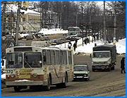 ></p><p class=c_tn>С мая проезд на городском транспорте в Иванове будет стоить 4,5 рубля, для льготников введут единый проездной стоимостью 150 рублей, а интервалы движения трамваев и троллейбусов увеличатся. Предварительного согласия в этих вопросах достигли в среду руководители ивановской мэрии и директора предприятий-перевозчиков. </p><p class=c_tn>Руководителей ТТУ, ПАП-1 и Экспресс-сервиса собрали на рабочее совещание в мэрии, чтобы договориться о едином проездном для льготников. Хотя денег на покрытие расходов по проездным на местных льготников денег до сих пор не получено. И неизвестно, будут ли. Ни в одном бюджете эти суммы не запланированы. Таких льготников в разы больше, чем федеральных. Их перевозка только в феврале привела к десятимиллионным убыткам по ТТУ. А у предприятия уже стомиллионный долг перед  бюджетом и неоплаченные счета энергетиков, которые могут в любой момент выключить  ток. Денег нет, но договориться, благодаря настойчивым рекомендациям сверху, удалось. </p><p class=c_tn>«И принято чисто политическое решение (оно экономической основы под собой не имеет) о том, чтобы ввести ориентировочно с 1 мая единый проездной билет по цене 150 р. Но при всем том мы сохраняем 100-рублевые билеты на отдельные виды транспорта, которые существуют. И льготники будут иметь право решать, что им приобретать», - сообщил заместитель Главы города Сергей Мкртумян.</p><p class=c_tn>Теперь это предложение будет вынесено на городскую Думу, которая и скажет: быть ли по сему. Что касается тарифа на проезд в трамвае и троллейбусе, то при себестоимости 4 рубля 88 копеек цену поездки планируется поднять до 4,50. Проездной для школьников и студентов будет стоить 100 рублей. О бесплатном проезде льготникам и пенсионерам придется забыть - обеспечить его город не в состоянии. Время работы трамваев и троллейбусов будет сокращено, они будут выходить на линии не в 5 утра, а позже, и возвращаться в депо не в 11:30, а в более раннее время. График может быть гибким, лишь бы вагоны не ходили пустыми. А ТТУ посоветовали купить несколько Газелей и по утрам возить немногочисленных пассажиров на них. Интервалы движения в межпиковые часы увеличатся. В ТТУ пройдет серьезное сокращение штатов, оно затронет примерно 250 сотрудников. </p><p class=c_tn>Трамвайно-троллейбусному управлению порекомендовали искать дополнительные заработки - сдавать помещения в аренду, а площади под стоянки. Глава города обещал добавить площадок под такие стоянки ТТУ в разных местах города. ТТУ предложено также зарабатывать посредством ремонта: сюда уже привозят на починку трамваи и троллейбусы с соседних областей. Мэрия предполагает вынести все эти проекты на ближайшее заседание городской Думы.</p><p class=c_tn></p><p class=c_tn><b>Василий Когаловский</b></p>
	
		<div class=