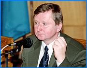 ></p><p class=c_tn>Вопрос об отставке Гришина стал первым и главным на заседании Законодательного собрания. Исход голосования не был ясен ни для сторонников, ни для противников действующего спикера. Обсуждение перед голосованием превратилось в настоящую политическую схватку. </p><p class=c_tn>Задолго до начала заседания многие журналисты предполагали, что оно будет напоминать цирковую антрепризу, но никто не мог предполагать, что оно окажется настолько громким и ярким. Сразу после государственного гимна в зал вошли молодые люди с коробками, полными воззваний с подписями против Тихонова. По словам предводителя молодежи, собрали более 60 тысяч подписей. Пикантная деталь: выяснилось, что указание пропустить гостей охране дал председатель ЗС, однако сам он от этого открещивался. Но слова ходокам не дали. Началось вступление к голосованию по отставке Гришина. Припомнили историю его падения и повторного взлета, а также последствия этого альпинизма для законодательной работы и самой «Единой России», которая поддерживает спикера. «Если ваш знаменосец - В.С. Гришин, то вы ежедневно теряете свой рейтинг. И это показывают опросы населения»,- отметил депутат ЗС Владимир Лапшин.</p><p class=c_tn>В защиту Владимира Сергеевича не выступил никто. Лишь Валерий Максимовский  сказал ответное слово: «Я обращаюсь с этой трибуны. Владимир Ильич, Вам пора в отставку. Пожалуйста, освободите область от своего присутствия». </p><p class=c_tn>Губернатор выслушал обращение молча и остался на своем месте. А выступление Максимовского показало, кто же на самом деле с кем сражается: главные стороны конфликта, оставшиеся над схваткой - это действующий губернатор и депутат Госдумы Бабич. У сторонников Бабича было, судя по всему,  две задачи - сохранить место спикера за Гришиным и, что более важно - определить своих. Важность второй задачи усугублялась последним конфузом с единороссом Валерием Васильевым. Тот написал обращение к депутатам с призывом снять Гришина, то есть резко отошел от генеральной линии партии. Значит, могли быть и другие сомневающиеся. Задача была решена просто. Сторонники Бабича из числа депутатов вообще не приняли участия в голосовании. По некоторым сведениям, всем колеблющимся в пользу Гришина просто запретили близко подходить к урне для голосования. Под угрозой автоматического причисления к врагам. В итоге бюллетени получили 16 человек. Все 16 проголосовали за отставку Гришина.</p><p class=c_tn>Для отставки Гришина требовалось 18 голосов, то есть не хватило всего двух. Владимир Сергеевич остался в кресле спикера, но его противники говорят, что это была не последняя попытка. Следующей стоит ждать на внеочередном заседании, которое может быть созвано уже на следующей неделе. Говорят, что подписи под требованием внеочередной пленарки уже собраны.</p><p class=c_tn></p><p class=c_tn><b>Сергей Хохлов</b></p>
	
		<div class=