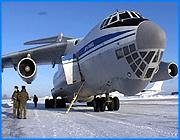></p><p class=c_tn>Сегодня в нашей области прошли массовые учения ВВС и ВДВ России. Их цель - отработка взаимодействие между войсками. В учениях приняли участие 8 экипажей 117 полка военно-транспортной авиации из города Оренбурга. На площадку у поселка Чернореченский были десантированы почти 600 рядовых и офицеров, а также тяжелая техника ивановской 98 дивизии. </p><p class=c_tn>7 часов утра. Весь летный состав, а это 8 экипажей из Оренбурга, в сборе. Большинство из них обучались в центре боевой подготовки Северного городка. Несколько минут назад прилетел самолет - разведчик. Судя по докладу - погода по маршруту десантирования хорошая. Начальник метеорологической службы полка докладывает также о силе ветра, облачности, температуре воздуха на запасных аэродромах, в том числе в Рязани и Твери. </p><p class=c_tn>На аэродроме появляются первые 54 десантника. ЭТА рота полетит на самолете - разведчике погоды. В остальных ИЛах число десантников будет в 2 раза больше. До полета члены экипажей, особенно капитаны, на интервью идут неохотно. Говорят, плохая примета, ограничиваются пожеланиями: «Хорошо отдохнуть, хорошо позавтракать и лететь. Погода хорошая. Я думаю, что все будет хорошо».</p><p class=c_tn>Последние приготовления перед полетом - и вот десантники поднимаются в самолет. Экипаж проверяет системы. В это время рядовым дивизии опытные товарищи устраивают так называемый тренаж.</p><p class=c_tn>Самолет пошел не взлет. Члены экипажа  явно в приподнятом настроении. Видимость отличная. Десантники сосредоточены. Многие из них до этого прыгали лишь с самолетов АН-2. Вот почему эти учения для ребят особенно важны. Сергей Тимохин в армии всего несколько месяцев. Это его пятый прыжок. Признается, что страх есть, но любопытство сильнее. «Я давно хотел прыгнуть, мечтал об этом. И очень хотел, чтобы погода сегодня хорошая была, очень надеялся на это. И вот повезло - погода хорошая. Интерес перебивает страх… Так что вот сейчас попробуем», - говорит он. </p><p class=c_tn>Полет до места выброски длится 37 минут. Маршрут проходит над Плесом, Заволжском, Костромой. Такой круг делается для сокращения временных интервалов между самолетами. Десантирование проходит стремительно: 54 человека выпрыгивают за 20 секунд. Примерно через полчаса после этого, десантники, с усилием преодолевая сугробы, возвращаются с поля. В условиях войны им предстояло бы еще и вести бой, но сегодня можно спокойно покурить и попить горячего чая. Следующие масштабные учения пройдут не ранее, чем осенью. Больших площадок для десантирования у дивизии нет. А потому приходится ждать, пока селяне уберут с полей урожай. </p><p class=c_tn></p><p class=c_tn><b>Олеся Чирко</b></p>
	
		<div class=