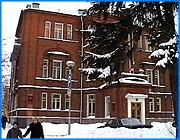 ></p><p class=c_tn>И как стало известно, в четверг в 15:00 во время заседания Законодательного Собрания группа депутатов-единороссов покинула зал. Чуть позже спикер областного парламента Владимир Гришин срочно созвал брифинг, где прокомментировал ситуацию, возникшую в Законодательном Собрании. Гришин зачитал заранее подготовленное обращение. Суть этого документа свелась к тому, что обстановка в парламенте раскалена до предела. Губернатора Тихонова Владимир Сергеевич заподозрил в хронических интригах и запугивании депутатов. Вице-губернатора Токаева упрекнул среди прочего за то, что в Иванове нет «технограда» и «единого окна». Коллег депутатов, голосовавших против спикера, обвинил в чрезмерно агрессивном поведении. Что, по мнению председателя, и заставило удалиться из зала парламентариев от фракции «Единая Россия». Другими словами, члены самой большой и сильной партии были напуганы своими же коллегами. «Выкрики с мест, выступления без намерения просить слова в нарушение регламента в сочетании с оскорблениями и угрозами в адрес руководства ЗС, депутатов, чьи взгляды, противоречащие отличной от них точки зрения, попытки помешать вести заседание председателю в соответствии с повесткой дня, создали крайне нервозную обстановку, в которой работа парламента покинувших после очередного перерыва депутатов, стала невозможна»,- заявил Владимир Гришин.</p><p class=c_tn>Депутат ЗС Сергей Репяхов с ролью политического хулигана не согласен. Он признался, что пометки в документах единороссов - каким образом голосовать - его несколько обескуражили. Действия своих коллег единороссов депутат назвал насквозь лживыми и рассказал, что они покинули зал как раз перед голосованием по вопросу о контрольно-счетной палате. Общеизвестно, что тема КСП - слабое место для ряда депутатов из фракции правящей партии. «Вот только из-за этого вопроса они и ушли. Так кто срывает заседание?! Ведь те депутаты, кто ставил первый вопрос, они не покинули зал в знак протеста. Ведь в нарушение регламента не голосовали. Это ненормально. Вообще-то депутат обязан голосовать. Ну, приди, выскажи свое мнение. Они побоялись. А знаете, почему?! Потому что тогда бы было 18 человек. Потому что запугивания идут», - сообщил нам Сергей Репяхов.  </p><p class=c_tn></p><p class=c_tn><b>Андрей Кузьмичев</b></p>
	
		<div class=