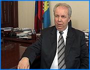 ></p><p class=c_tn>Вчерашнее заседание четко обозначило раскол в депутатских рядах на две, примерно, равные части. Таким образом, обе коалиции, и губернаторская, и та, которая поддерживает депутата Госдумы Бабича, имеют возможность блокировать инициативы друг друга. Губернатор Владимир Тихонов заявляет, что выход из патовой ситуации есть. </p><p class=c_tn>15 к 16 - такое соотношение обозначилось на заседании законодателей в четверг. Причем обозначилось документально. 16 депутатов проголосовали за отставку единороссовского спикера Гришина, остальные бойкотировали голосование. Это размежевание на почти равные части позволяет противникам проваливать законотворческие инициативы друг друга и просто срывать заседания, что, собственно, и произошло в четверг. 4 депутата из числа сторонников Гришина не вернулись после перерыва. Впоследствии Гришин объяснил это запугиванием со стороны приверженцев действующего губернатора. В том смысле, что протихоновцы вели себя агрессивно, нарушали регламент, и робкие оппоненты от «Единой России» не смогли работать в таких условиях. В результате 40 вопросов повестки дня не прошли обсуждение. Губернатор на результаты голосования  реагирует так - с одной стороны, Законодательное собрание должно работать, с другой стороны, перевес обозначился в пользу сторонников Тихонова. «Это полный провал попыток «ЕР» и Гришина провести ту кампанию клеветы против меня. Ибо из 31 депутата, которые присутствовали на вчерашнем заседании ЗС, 16, т.е. более половины, проголосовали за выражение недоверия Гришину как председателю ЗС», - сказал губернатор.</p><p class=c_tn>Несмотря на то, что перевес в областном парламенте можно считать победой над политическими оппонентами, Тихонов заявляет о своем намерении консолидировать депутатов, насколько это возможно. Группировкам, если они не хотят загнать законодательную власть в кому, придется идти на компромисс. Вот как выглядит примирение в тихоновской версии: «Гришин добровольно слагает с себя полномочия, учитывая, что ЗС раскололось, по существу на 2 равные части. Эти 2 части должны сесть за стол переговоров и договориться о том, как они поделят должности в ЗС, чтобы учесть интересы той или иной группы. В противном случае конструктивной работы в ЗС уже не будет». </p><p class=c_tn>Инициатива переговоров уже доведена до посредников. В данном случае это федеральный инспектор и полномочный представитель Президента в ЦФО. Однако велика вероятность, что ответ Гришина на предложение уйти добровольно будет зависеть совсем от другого человека - от Михаила Бабича. </p><p class=c_tn></p><p class=c_tn><b>Сергей Хохлов</b></p>
	
		<div class=
