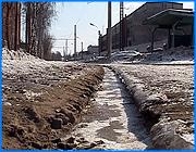 ></p><p class=c_tn>На этот раз волнением охвачены жители улицы Некрасовской и Чкаловских переулков. Сюда перестал ходить трамвай № 5 - для многих единственное средство сообщения с центром города. </p><p class=c_tn>Не зарастет народная тропа вдоль трамвайных путей. Сами пути уже заросли, льдом и грязью. Трамвай и прежде ездил сюда с грехом пополам - люди стояли по часу в ожидании состава, а теперь остановка пустует - ждать бесполезно. Народ идет пешим ходом в сторону Ташкентской улицы - туда, где кипят жизнь и транспортные потоки. Но это путешествие не всем под силу. </p><p class=c_tn>Правда открылась быстрее, чем трамвайные пути. В ТТУ нам сообщили, что после прошедших снегопадов не смогли расчистить линию - но движение обещают возобновить с первой же оттепелью. Однако не полноценное, а только в часы пик. Еще на прошлой неделе заместитель мэра Сергей Мкртумян заявил, что ТТУ будет оптимизировать ряд маршрутов. Пятый и третий названы в числе нерентабельных. Это означает - интервалы движения трамваев будут увеличены, якобы нет смысла гонять пустые составы. «Мэр на сегодняшний день сказал: мы будем лавировать, но с учетом пожеланий жителей г. Иванова. Однозначно рассмотреть маршруты, потоки, по которым сегодня движется транспорт, просмотреть те места, где в плане транспорта ничего не появляется», - сообщил 23 марта», - сообщил еще на прошлой неделе нашей программе Сергей Мкртумян. </p><p class=c_tn>Заявление городских властей о нерентабельности маршрута и необходимости пускать транспорт с большими интервалами несколько сомнительно. С учетом того, что к трамвайной остановке стекались жители не только окрестных частных домов, но и рабочие «Автокранов», Кирпичного завода, ЖБК. Но ТТУ якобы намерено выиграть от такой оптимизации некие 4 миллиона рублей в месяц. Не считая того, что уже выиграло от продажи проездных.</p><p class=c_tn>Старожилы уверяют, что даже в годы войны трамвайное сообщение не прерывалось. Теперь люди готовы пересесть в маршрутки, но городские власти, похоже, не рассматривали возможность пустить сюда альтернативный транспорт. А трамвай как вид транспорта и в самом деле уходит в прошлое - пока на отдельно взятых направлениях. </p><p class=c_tn>Добавим, что руководство трамвайно-троллейбусного управления не смогло встретиться с нашей съемочной группой, сославшись на большую занятость.</p><p class=c_tn></p><p class=c_tn><b>Дмитрий Попов</b></p>
	
		<div class=