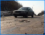></p><p class=c_tn>Главный хит городского дорожного хозяйства прошлой осени - литой асфальт - не выдержал испытания временем и ивановской зимой. Этот материал для ямочного ремонта должен был, по обещанию чиновников, прослужить несколько лет. Однако его не хватило даже на несколько месяцев.</p><p class=c_tn>Первоначально, год назад, на перекрестке около Почтамта, уложили литой асфальт костромского производства. Сотрудники управления благоустройства были убеждены в том, что этот перспективный материал прочнее и прослужит в несколько раз больше, чем обычный асфальт. Здесь костромской асфальт действительно смог простоять несколько дольше обычного и сохранился до сих пор - за исключением участков, разбитых трамваями и разрушенных крайне интенсивным движением. Осенью дорожники вели ямочный ремонт с применением уже ивановского литого асфальта. Его производят в селе Вязовское Фурмановского района. Ивановцам обещали, что покрытие прослужит не меньше года. Однако даже в начале улицы Ташкентской с относительно небольшим движением прежние ямы открылись вновь всего через 5 месяцев. Рядом с выбоинами - отколовшиеся куски литого асфальта. Весенние оттепели разрушат покрытие, и похоже, что ямочный ремонт придется делать снова. В октябре 2004 Сергей Мкртумян выступил с заявлением: «Сказать, что деньги на ветер - это ошибочно. Я предлагаю, вот этот материал, который вы создали по тому участку, где проводились работы, оставить у себя в архиве. И через год мы вернемся и посмотрим, как себя эта пломбочка ведет на дороге».</p><p class=c_tn>В последние годы в Иванове возвращение к уже проведенным ремонтным работам стало нормой. По правилам дорожники должны перекладывать некачественный асфальт, который не выдержал двух лет гарантии, за свой счет. Кто будет проводить повторный ямочный ремонт в данном случае, и на какие средства, пока неясно. На улице Ташкентской прошлой осенью его вело доржно-эксплуатационное управление. В мэрии по-прежнему уверены, что применение литого асфальта при ямочном ремонте - это перспективная технология. Но вопрос, похоже, в том, кто делает асфальт, какого качества и как выстроена работа чиновников с дорожными ремонтными организациями.</p><p class=c_tn></p><p class=c_tn><b>Василий Когаловский</b></p>
	
		<div class=