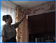 ></p><p class=c_tn>Закономерное наблюдение жителей одного из домов по улице Шувандиной в Иванове: начала протекать крыша - значит пришла весна. По словам жильцов, бесконечные ремонты кровли коммунальщиками результата пока не дали. Теперь люди снова ждут, когда местное домоуправление начнет латать крышу. </p><p class=c_tn>Около недели назад на потолках всего второго этажа появились мокрые пятна. Очень быстро вода с них стала не просто капать, а литься. Люди сразу поняли: пора подниматься на чердак и ставить тару, чтобы вода не протекла в квартиры. Тазы и ведра приходилось занимать у счастливых соседей, у которых пока сухо. Сделанные после прошлогоднего половодья ремонты в жилищах опять пошли насмарку. «Эти протечки особенно усиленно начались после нашего капитального ремонта крыши, который был года 3 назад. А в прошлом году нам вновь чинили край крыши, и после этой починки пролило практически весь второй этаж во всем доме», - рассказали нам жители.</p><p class=c_tn>Схема действий коммунальщиков одна и та же - сначала долго обещают, потом наспех что-то делают. Даже детям все это успело порядком надоесть. Третьеклассница Снежана Сивакова на старенькой печатной машинке даже написала письмо начальнику ЖРЭУ. В нем девочка пыталась силой печатного слова воздействовать на коммунальщиков. Однако Снежана не очень-то верит, что это поможет, может быть, поэтому письмо таки не отправила.</p><p class=c_tn>Пока сотрудники домоуправления не могут даже просто прийти и составить акты по всем протекшим квартирам. Они говорят, что крыша 115 дома у них на контроле. Как только сойдет снег и потеплеет, будут перекрывать кровлю. Но как говорят жители, коммунальщики уже неделю обещают сбросить с крыши снег и сбить опасные сосульки.</p><p class=c_tn>Пришлось одному из жителей самому лезть наверх.  Крышу от снега с грехом пополам очистили. Теперь здесь ждут коммунальщиков, как дорогих гостей. </p><p class=c_av>Марина Четверткова</p>
	
		<div class=