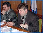></p><p class=c_tn>Сегодняшнее внеочередное заседание прошло всего за 21 минуту. Причина - отказ депутатов из числа сторонников действующего губернатора рассматривать неподготовленные вопросы. В итоге из 16 пунктов повестки были обсуждены лишь 3. Кроме того, протихоновская группа сегодня ясно дала понять противникам, что намерена и впредь добиваться отставки Владимира Гришина с поста спикера. </p><p class=c_tn>Вновь борьба невидимок за губернаторское кресло. Спортивные интересы Владимира Тихонова и Михаила Бабича в их отсутствие, как всегда, представляют депутаты областного парламента. Пока позиционный перевес - на стороне тихоновцев. Они довольно прозрачно намекнули, что могут блокировать работу Законодательного Собрания, и влиять на повестку будут по своему усмотрению. Диктовать свои условия тихоновская группа намерена двумя способами. Во-первых, эти депутаты отказались рассматривать вопросы, которые, по их мнению, требуют дополнительной проработки.  Причем гришинцы не возражали, поэтому из 16 вопросов были рассмотрены только 3. В том числе изменения в Устав области, связанные с отменой губернаторских выборов. Понятно, что отлагательств это не терпит.  </p><p class=c_tn>А второй способ доминировать в Законодательном Собрании давно известен в парламентской практике. Процедурные протесты и метод симметричных ответов на действия политических противников. Пример процедурного протеста: депутат Лапшин возмутился тем, что вице-спикер Евгений Нестеров до сих пор совмещает парламентскую работу с руководством текстильным предприятием. «Трудовая книжка Евгения Леонидовича до сих пор лежит в отделе кадров «Родники-Текстиль». Евгений Леонидович призывает всех к морали, призывает всех быть экологически чистыми. В народе в таких случаях говорят: или крестик снимите, или трусики оденьте», - сказал он на заседании. </p><p class=c_tn>По мнению тихоновцев, цель их противников на этом заседании - показать, что парламент работает, ситуация под контролем. Под контролем Михаила Бабича.</p><p class=c_tn>Депутат Андрей Мельников высказал мнение своих коллег: «Он (Бабич)  хочет в Москве перевернуть ситуацию, что ЗС возвращено ему под контроль, а, соответственно, он может диктовать Москве те или иные вопросы, связанные с губернатором. Это тоже для нас очевидно. Поэтому мы сегодня еще раз подтвердили, что конечно, будем настаивать на том, чтобы Гришин ушел со своего поста». </p><p class=c_tn>Противники Гришина планируют еще раз инициировать голосование по поводу его отставки. Причем, по их словам, собирать внеочередное заседание для этого они не будут. </p><p class=c_av>Сергей Хохлов</p>
	
		<div class=
